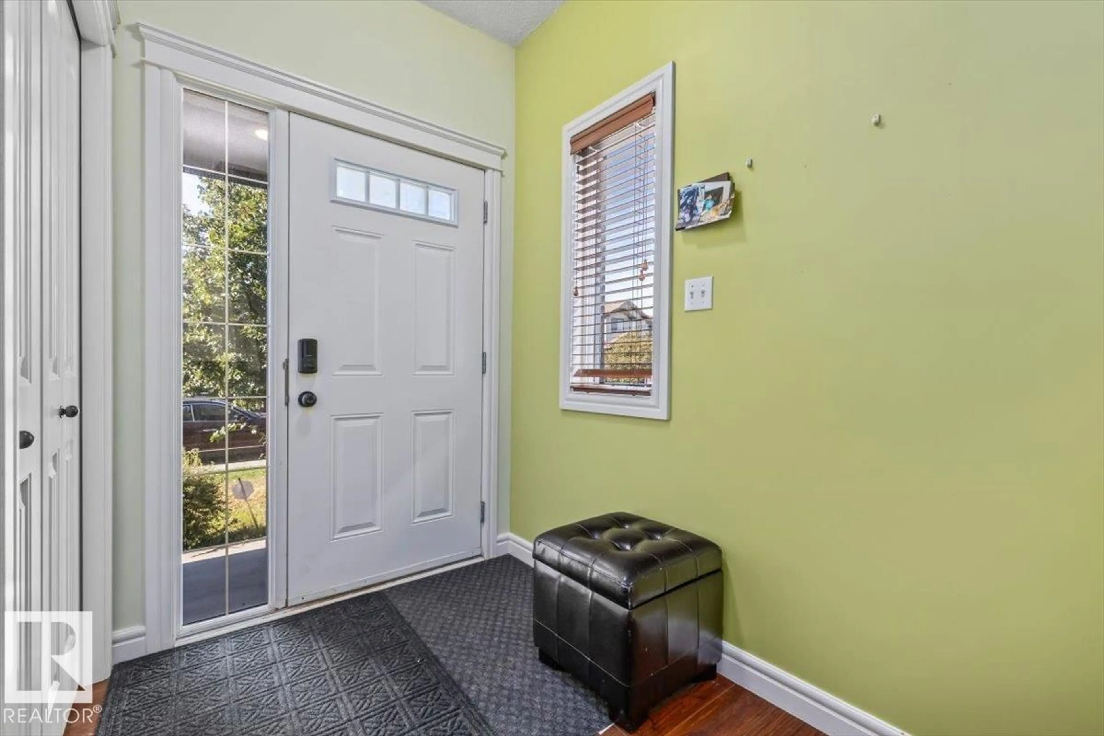 Indoor entryway for 11506 17 AV, Edmonton Alberta T6W1Y4