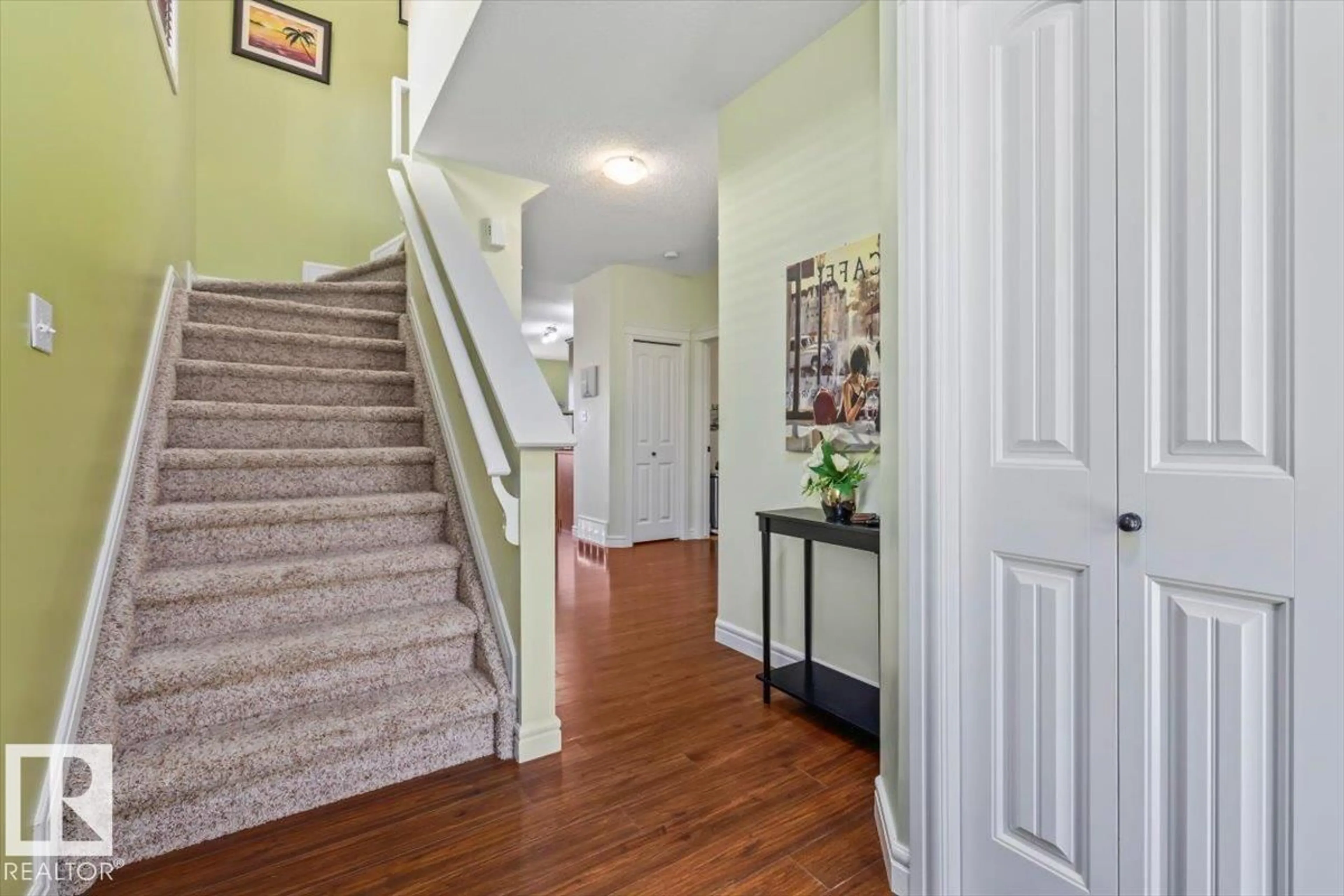 Indoor entryway for 11506 17 AV, Edmonton Alberta T6W1Y4