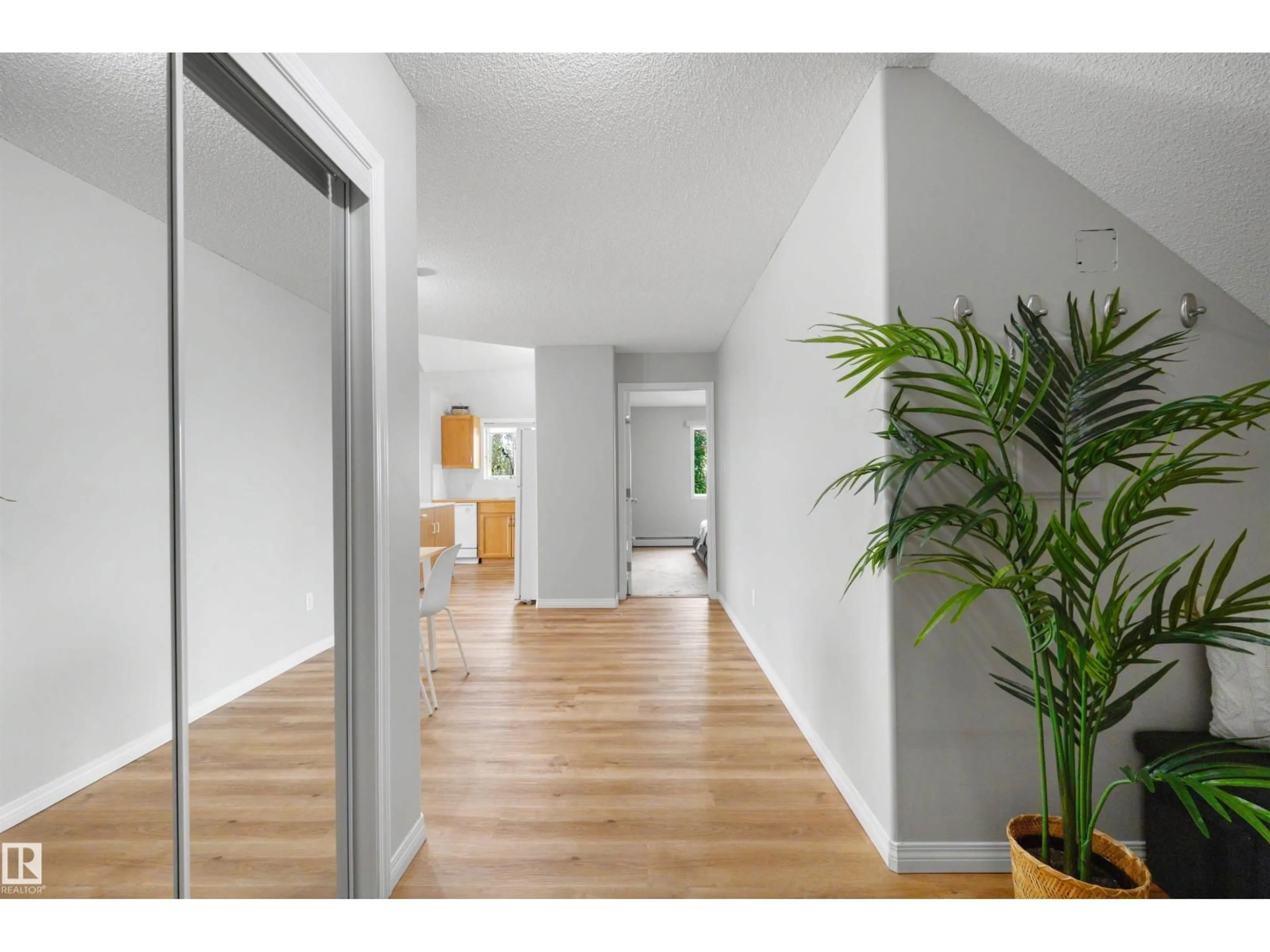 Indoor entryway for #427 - 3425 19 ST, Edmonton Alberta T6T2B5