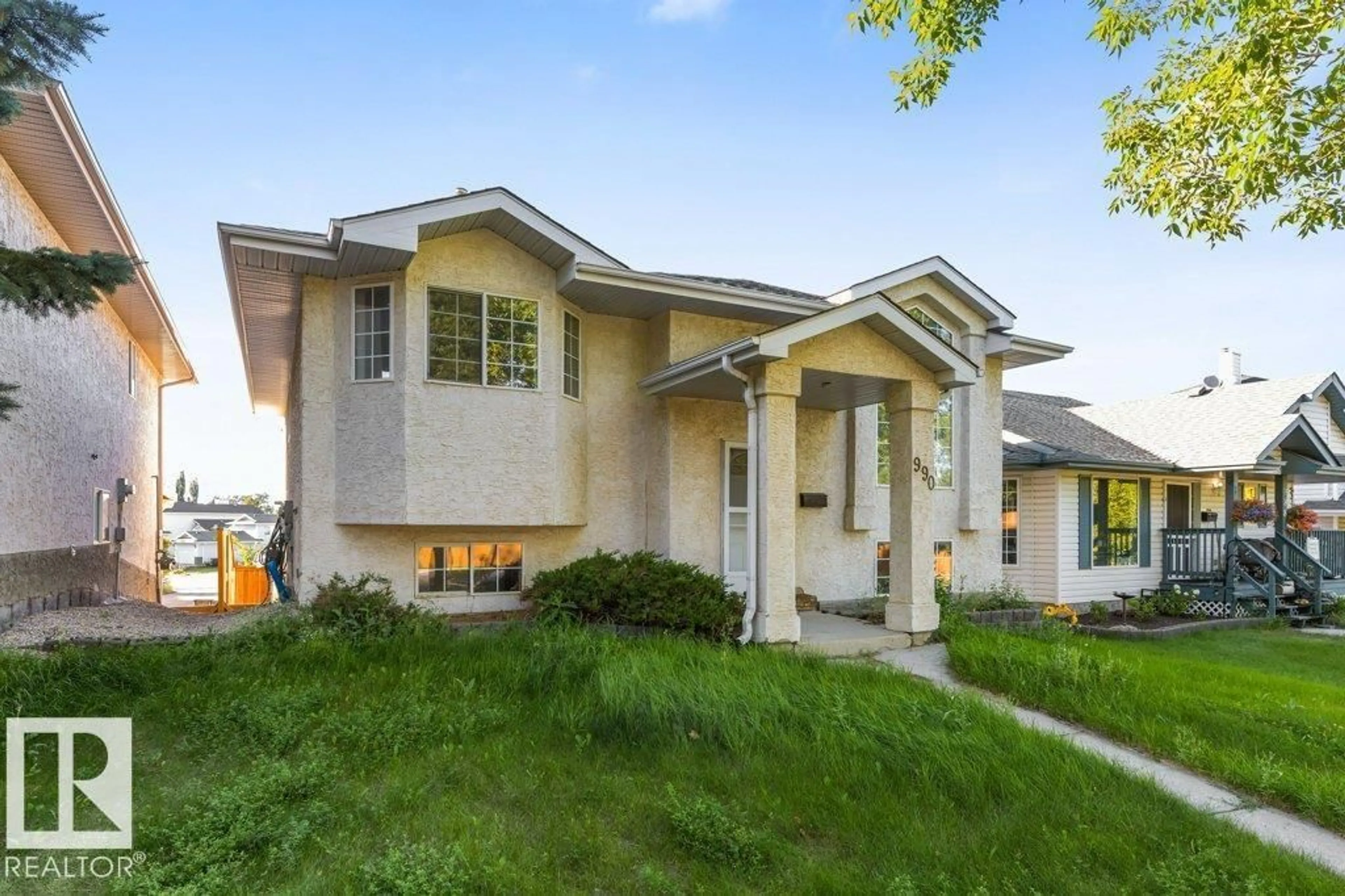 Home with vinyl exterior material, street for 990 JIM COMMON DR, Sherwood Park Alberta T8N1V1