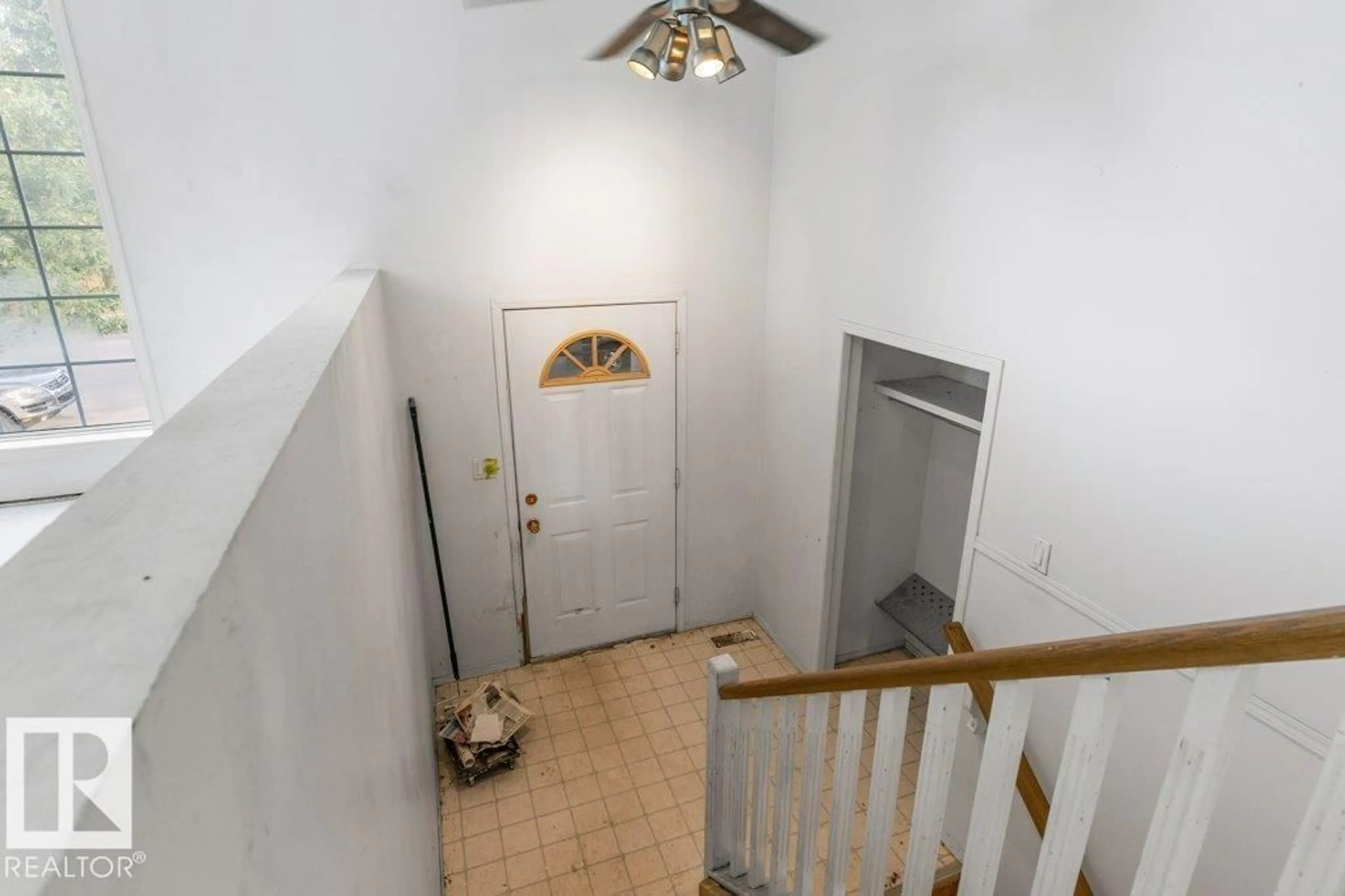Indoor foyer for 990 JIM COMMON DR, Sherwood Park Alberta T8N1V1
