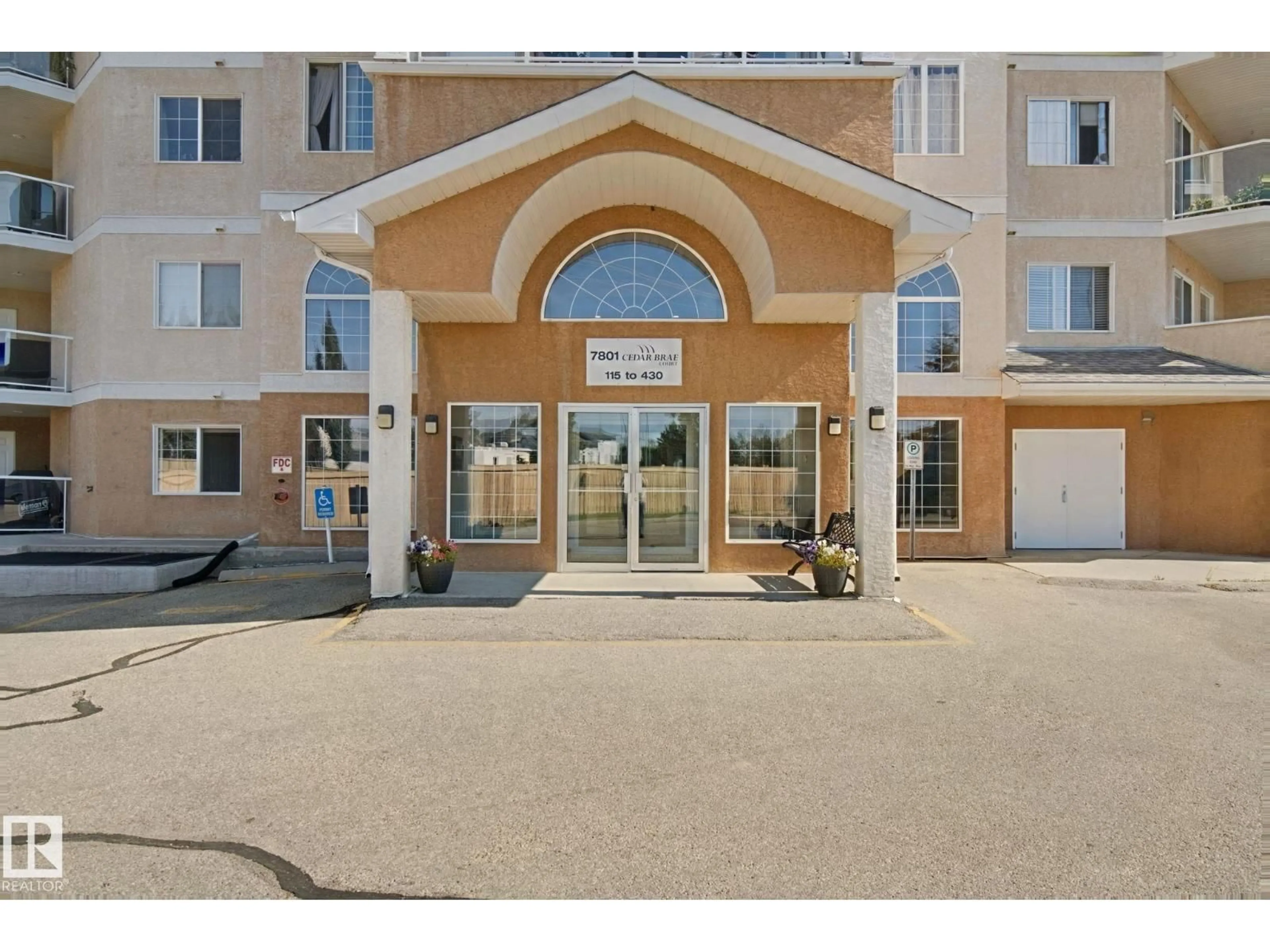 Indoor foyer for 7801 - 218 GOLF COURSE RD, Stony Plain Alberta T7Z0C7