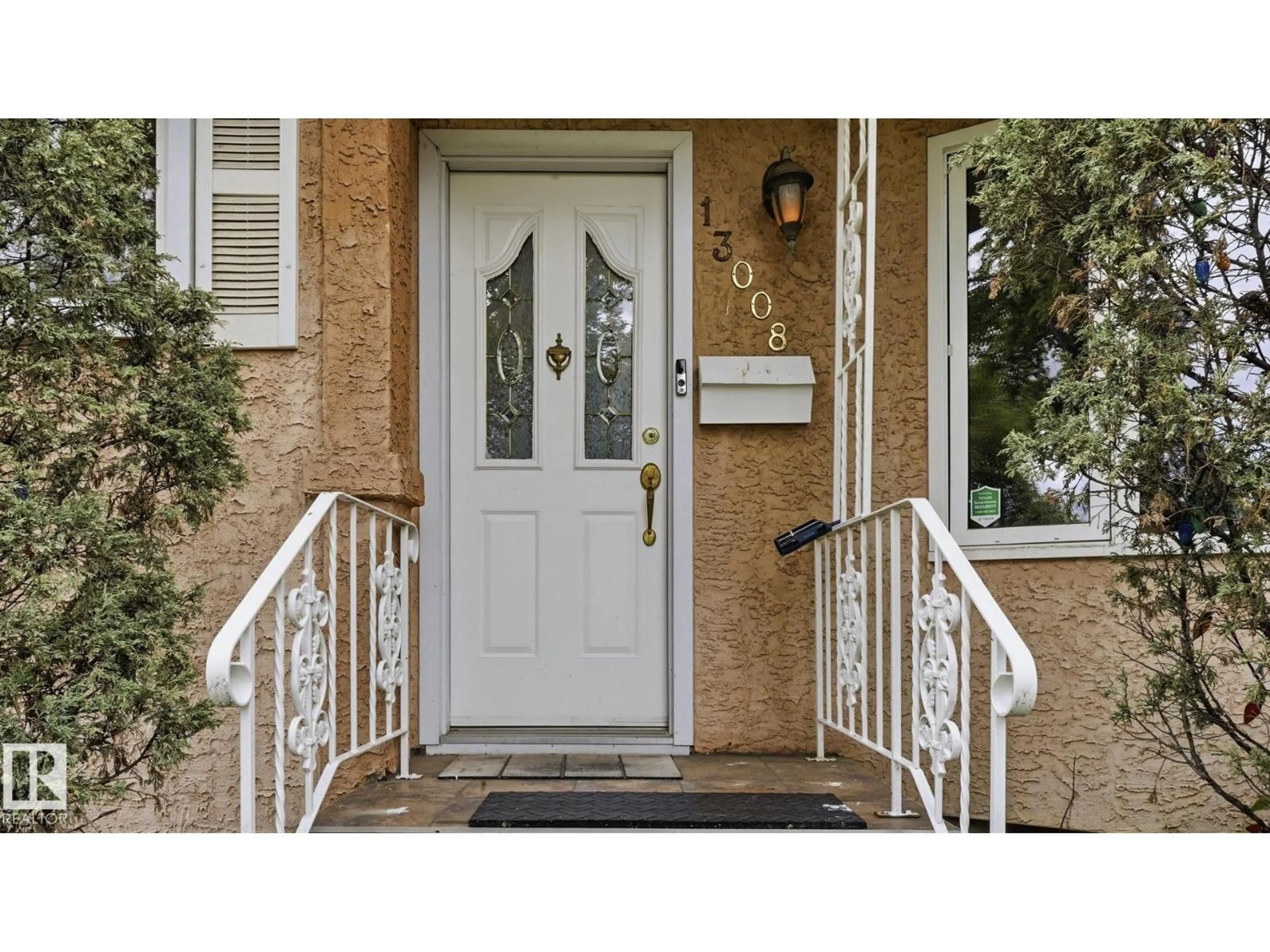 Indoor entryway for 13008 105 ST NW, Edmonton Alberta T5E4R9