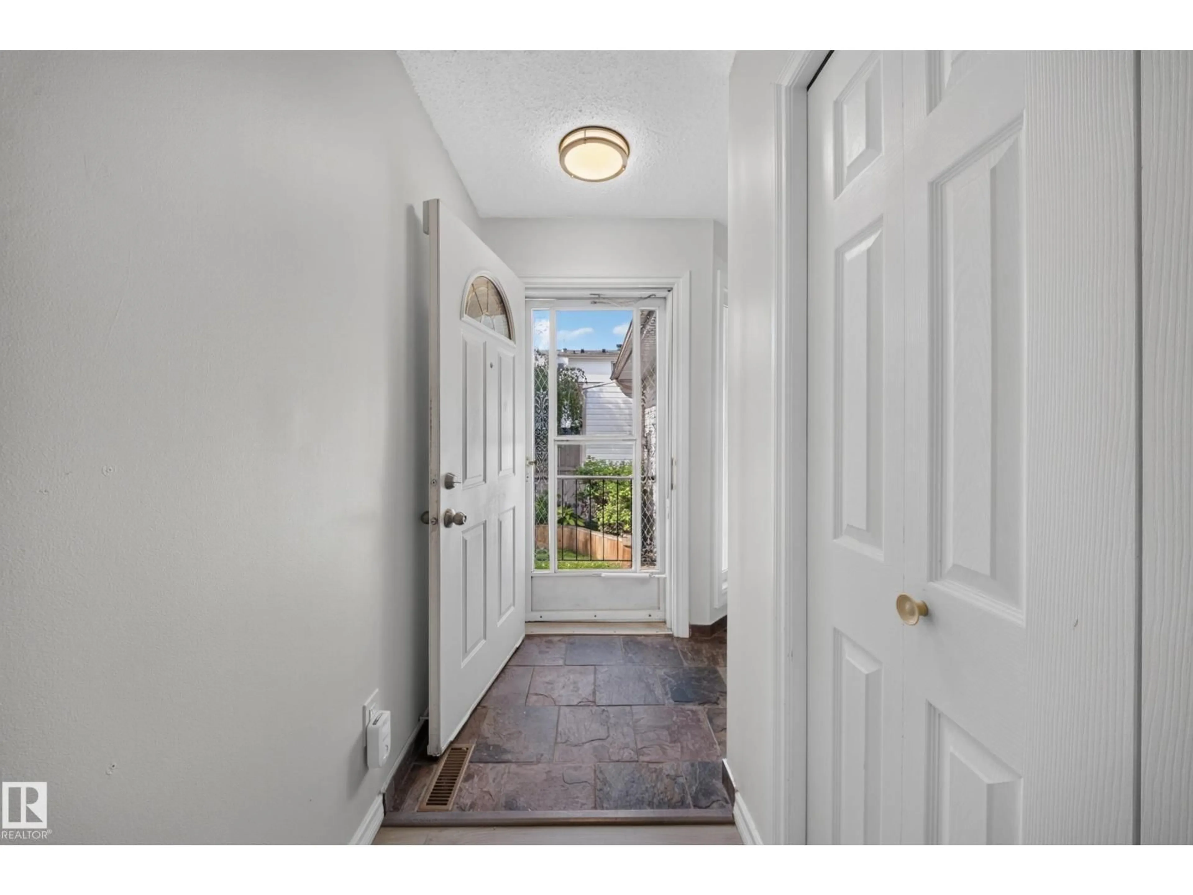 Indoor entryway for 155 MARLBOROUGH PL, Edmonton Alberta T5T1Y6