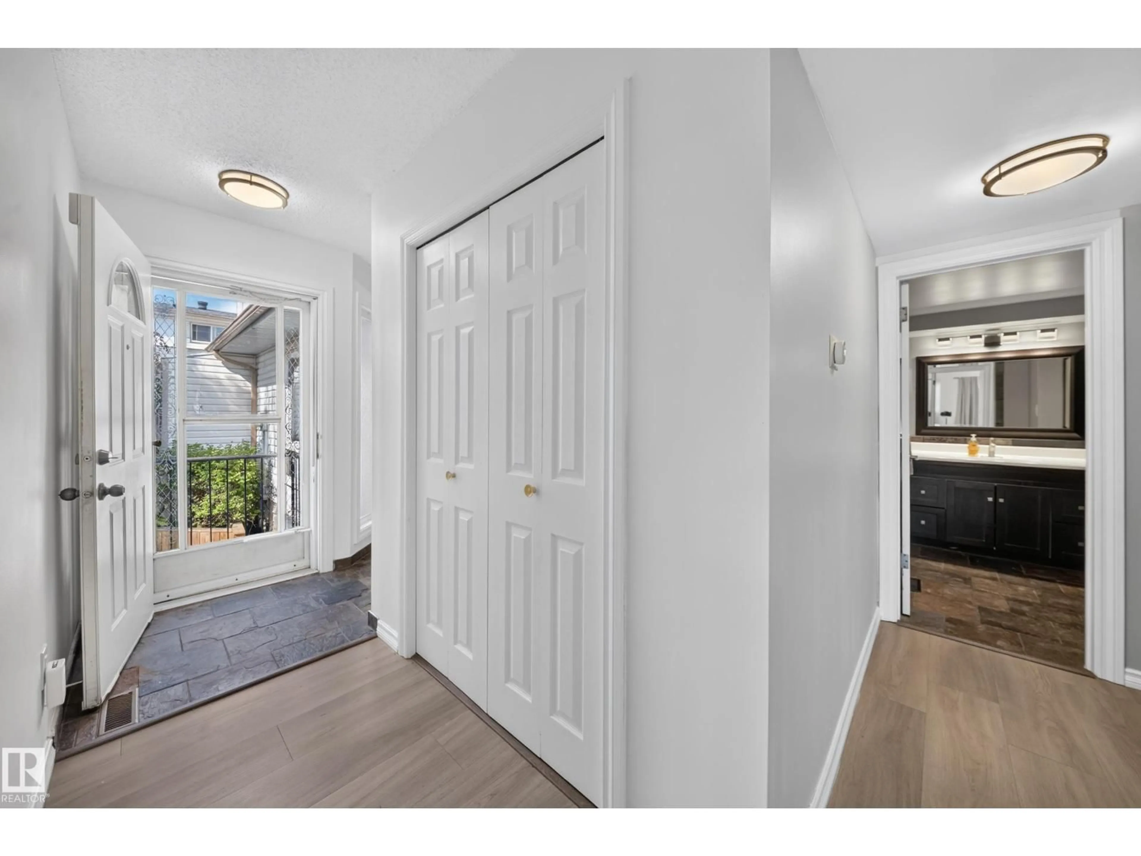 Indoor entryway for 155 MARLBOROUGH PL, Edmonton Alberta T5T1Y6