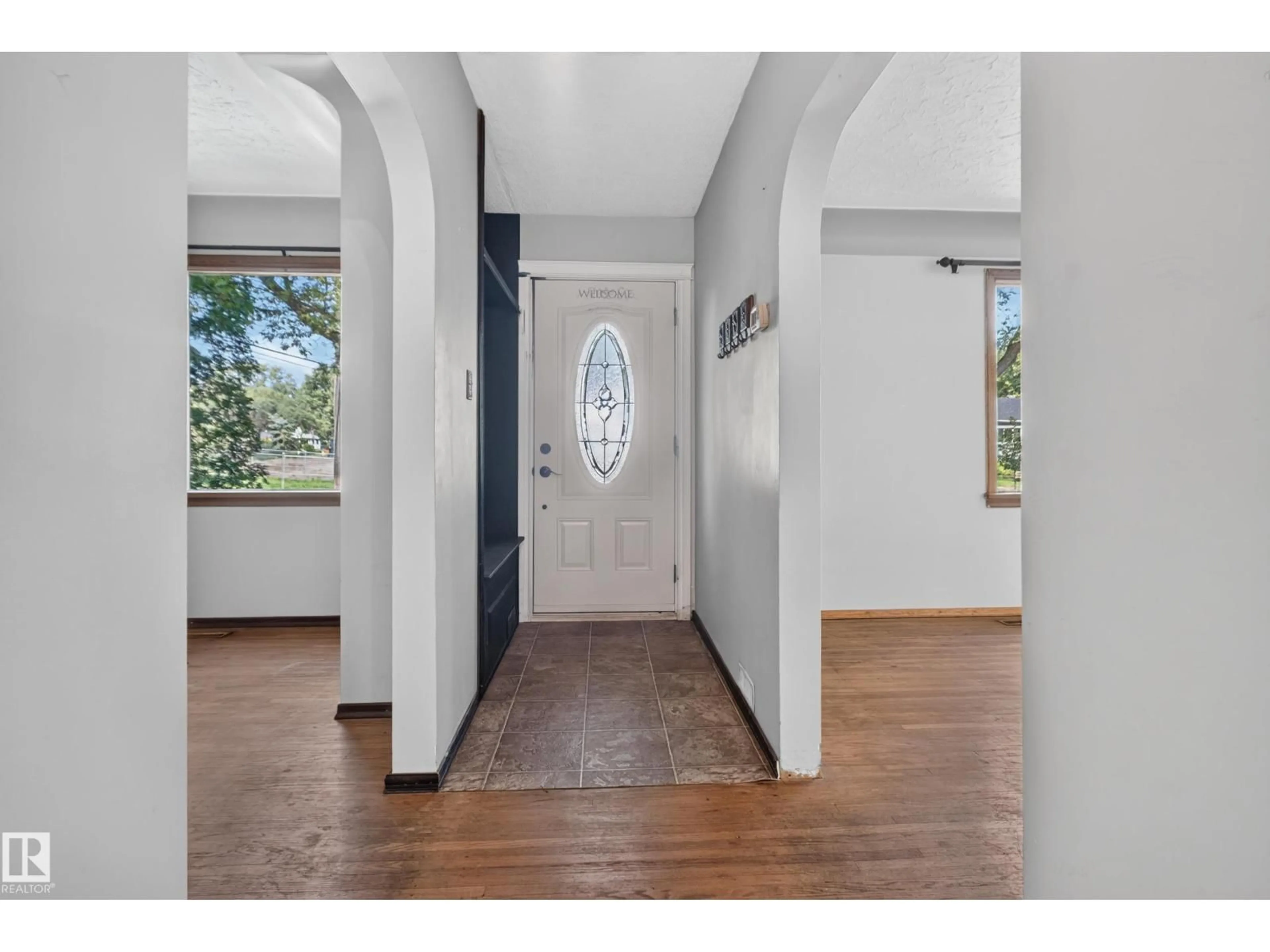 Indoor entryway for 13351 109A AV AV, Edmonton Alberta T5M2J5
