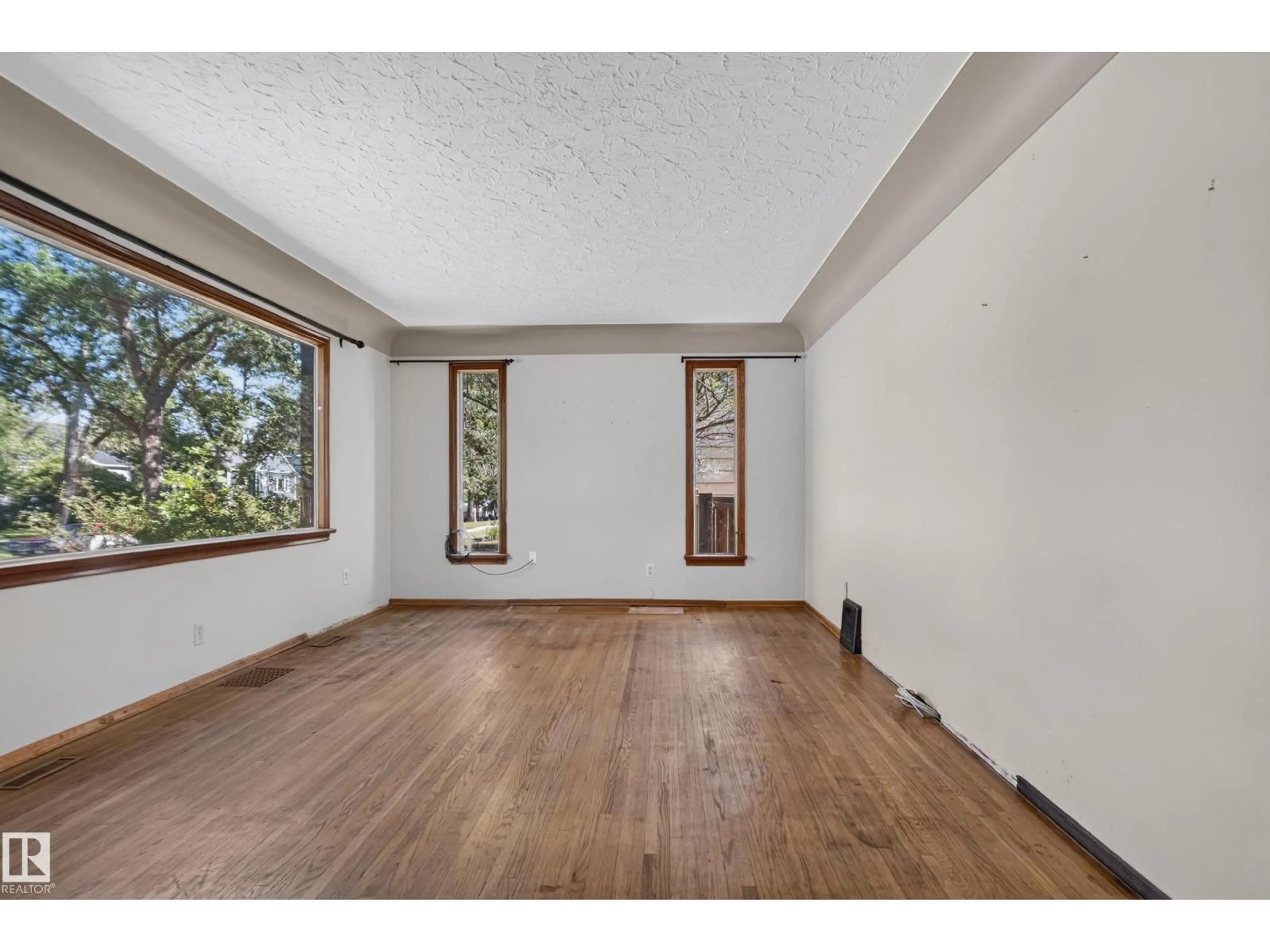 A pic of a room for 13351 109A AV AV, Edmonton Alberta T5M2J5