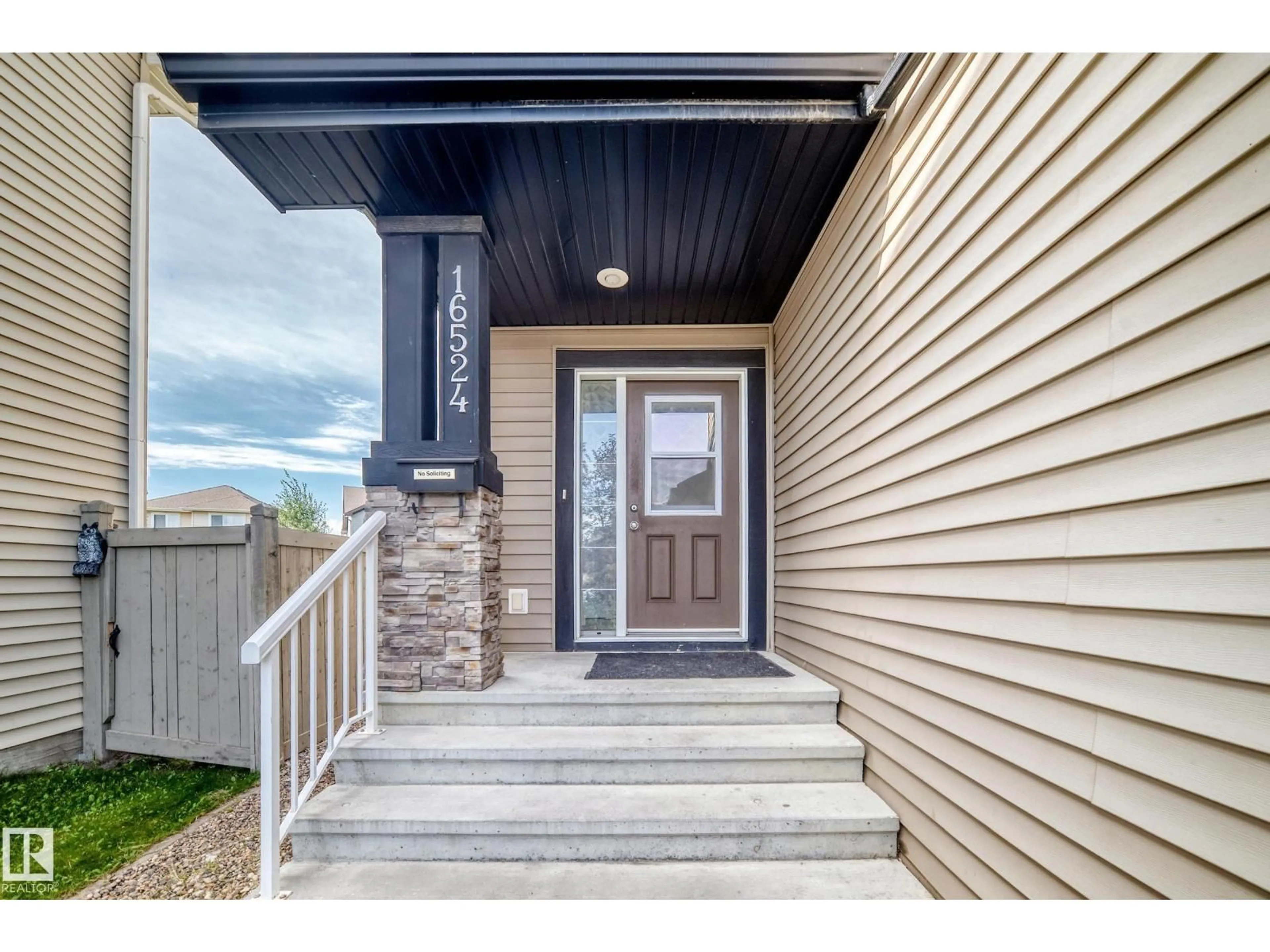 Indoor entryway for 16524 135 ST, Edmonton Alberta T6V0G6