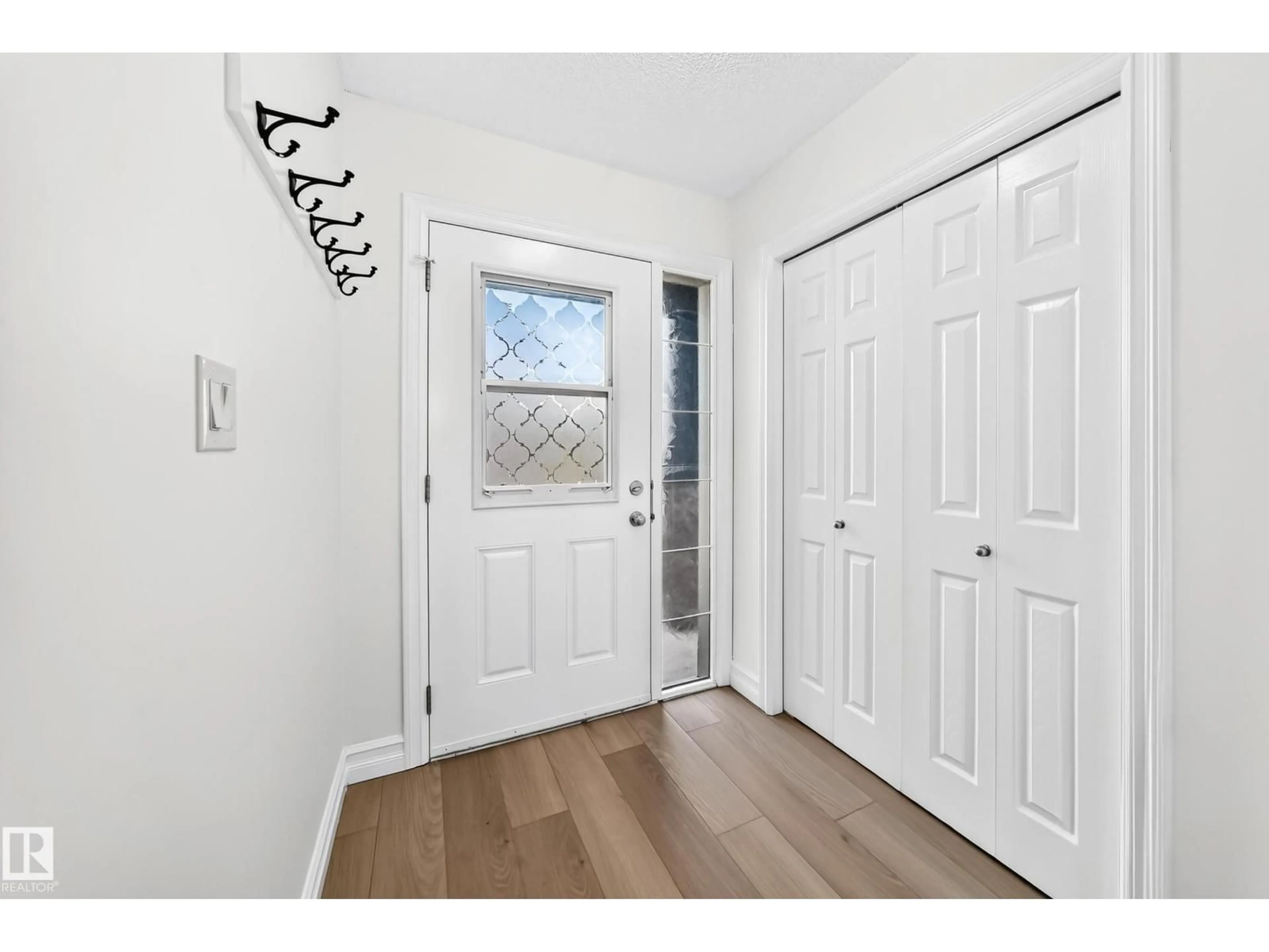 Indoor entryway for 16524 135 ST, Edmonton Alberta T6V0G6