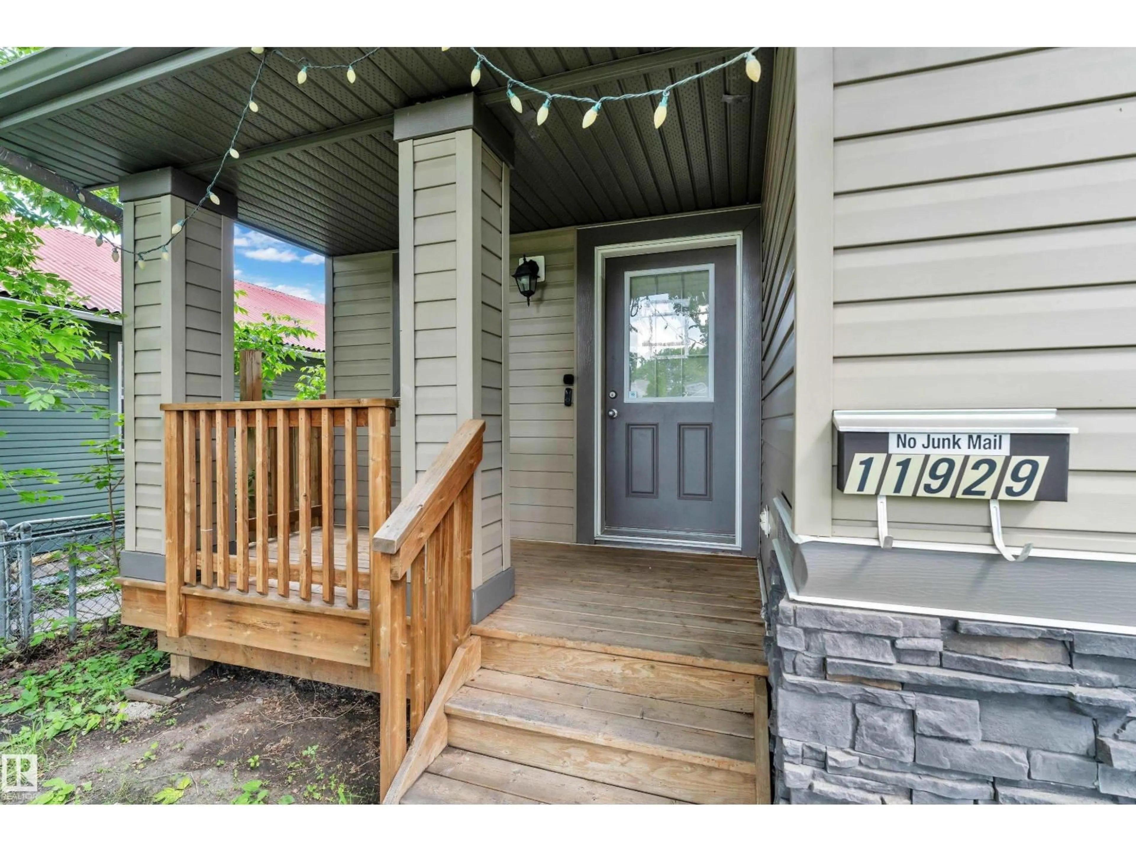 Indoor entryway for 11929 63 STREET, Edmonton Alberta T5W4G2