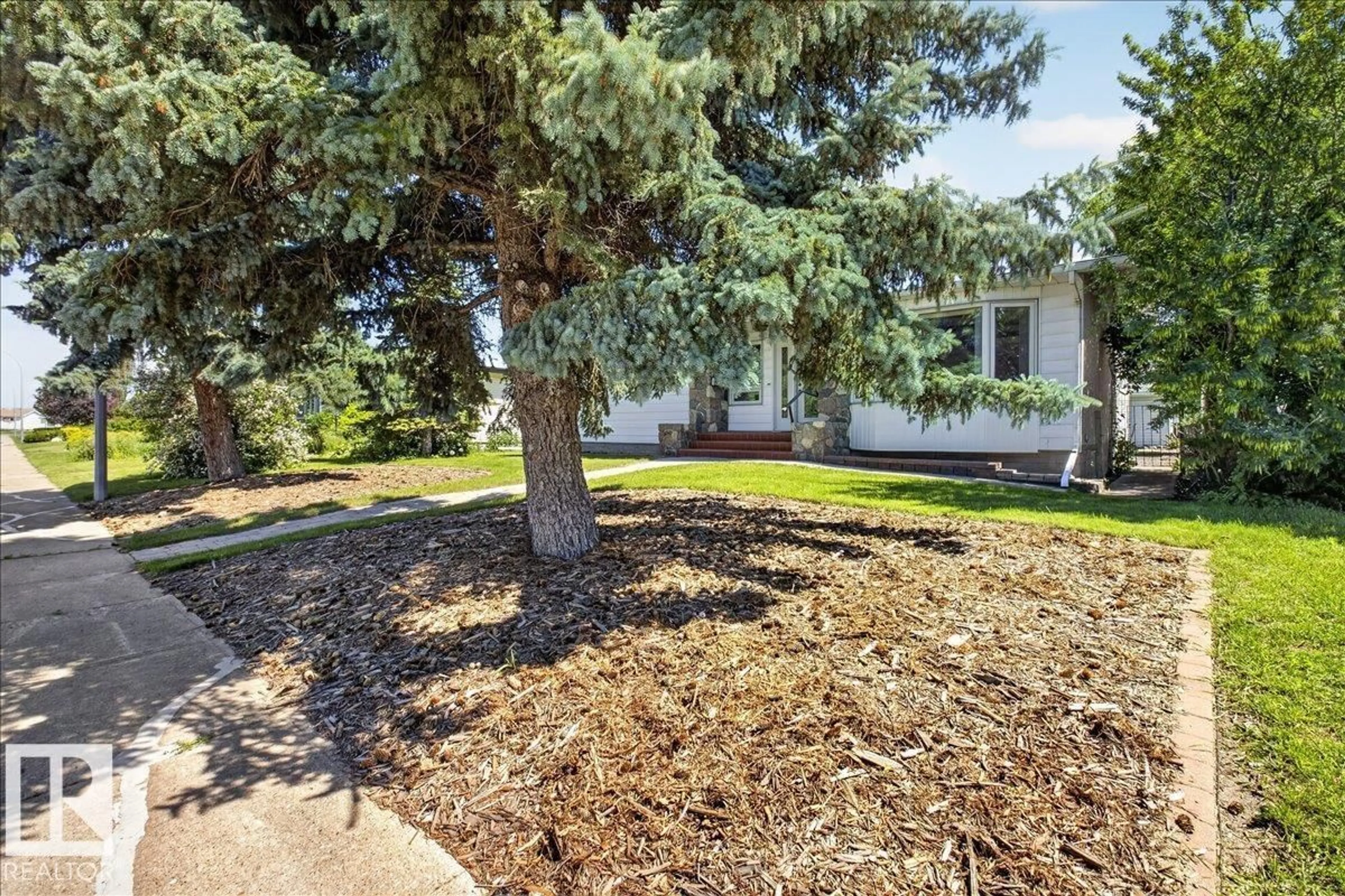 A pic from outside/outdoor area/front of a property/back of a property/a pic from drone, street for 8515 56 ST, Edmonton Alberta T6B1H8