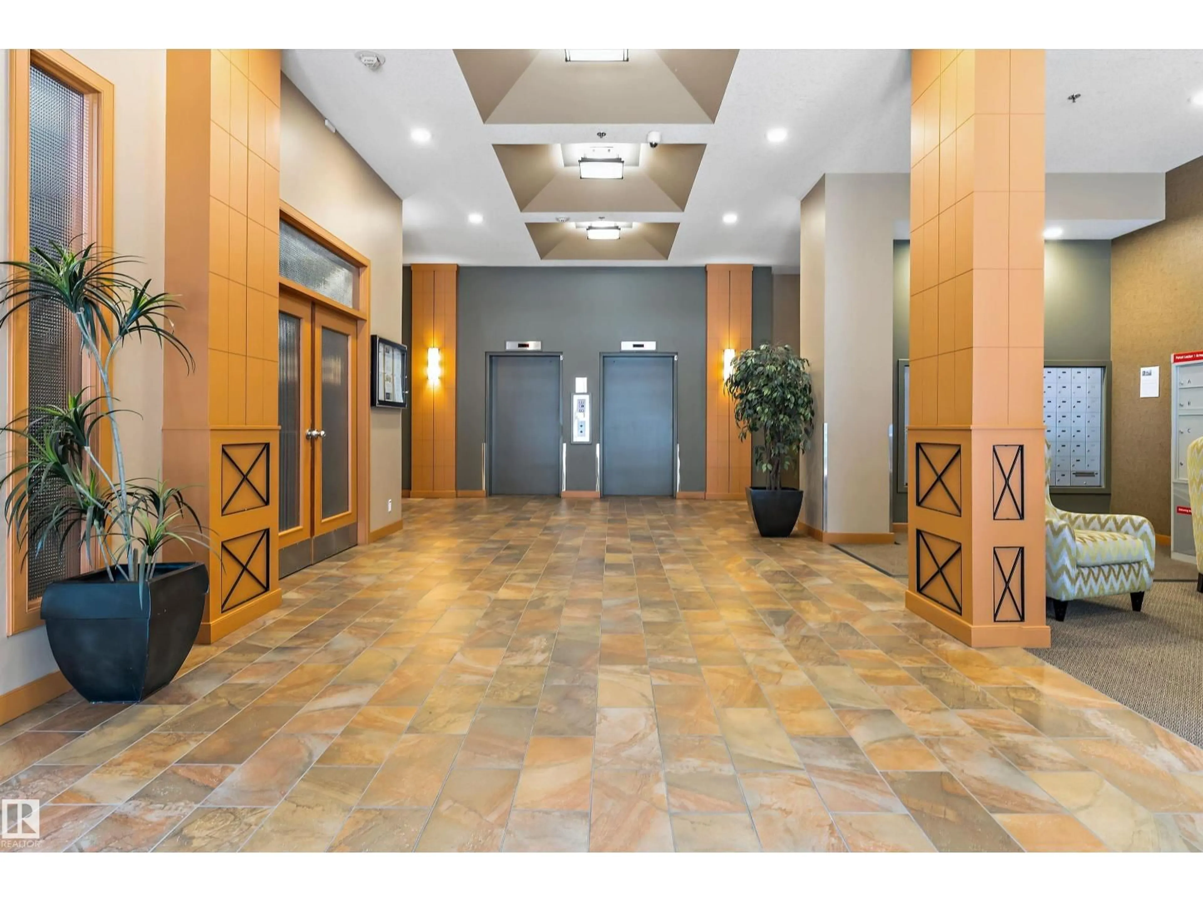 Indoor foyer for 806 - 10319 111 ST, Edmonton Alberta T5K0A2