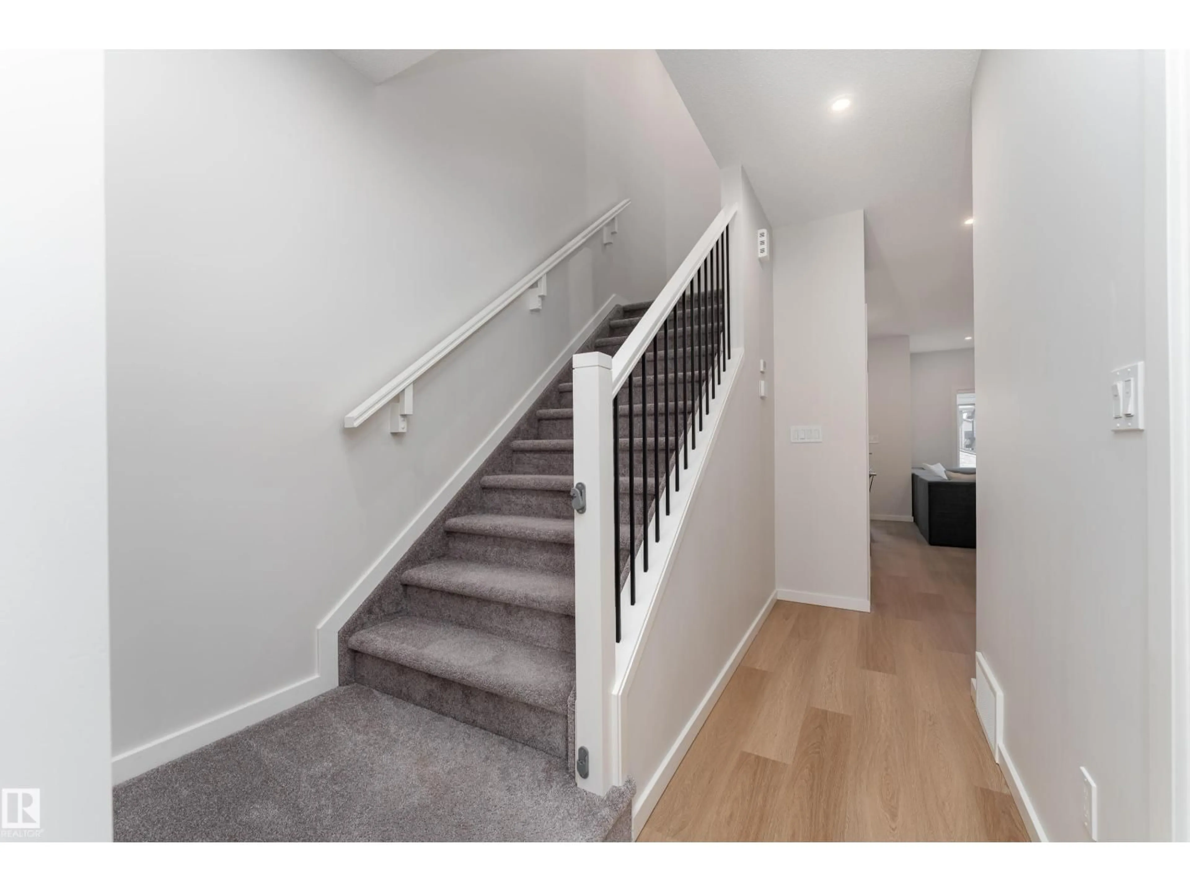 Stairs for 127 CANTER WD, Sherwood Park Alberta T8H2Z3
