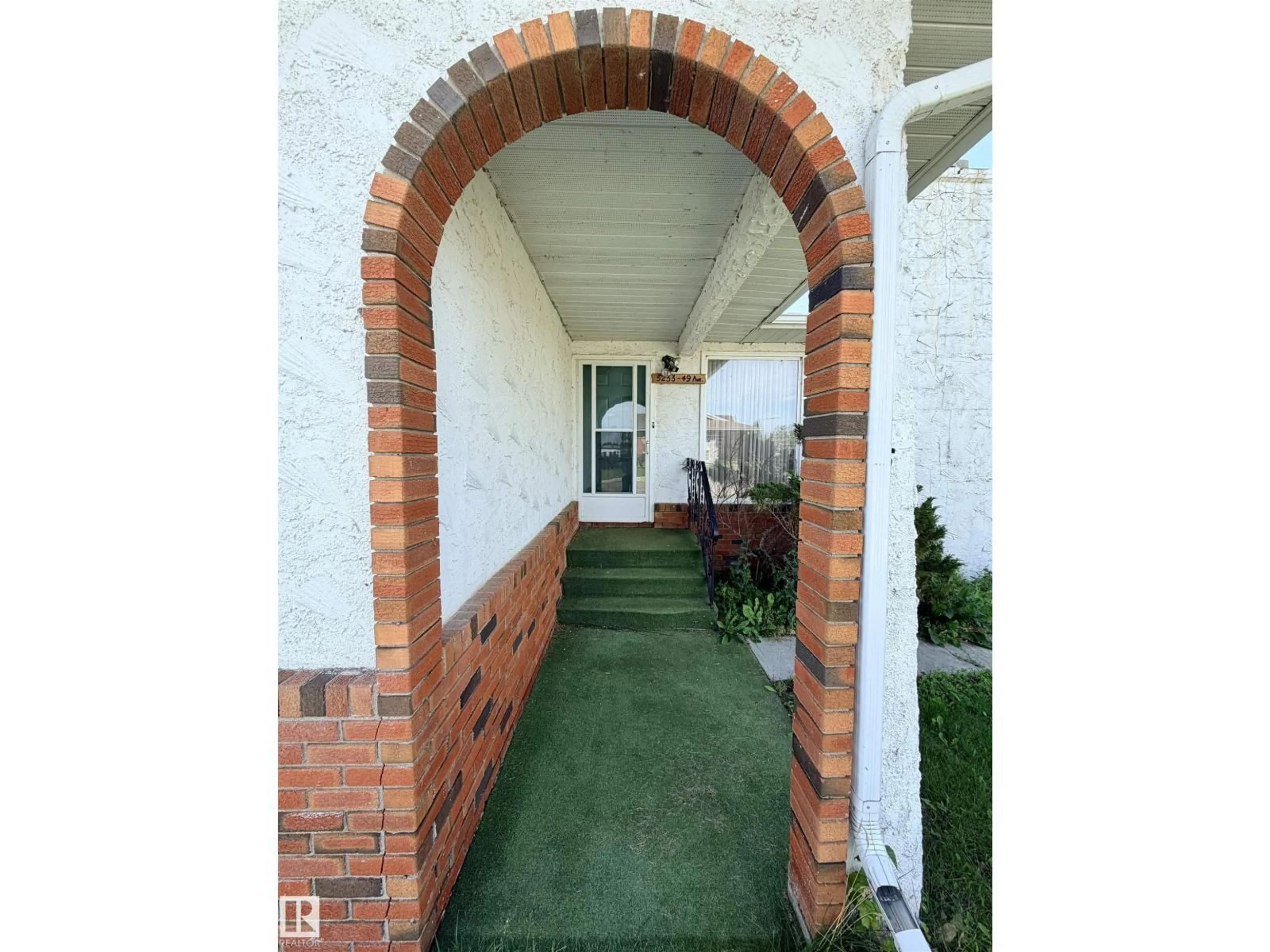 Indoor entryway for 5233 49 AV, St. Paul Town Alberta T0A3A4