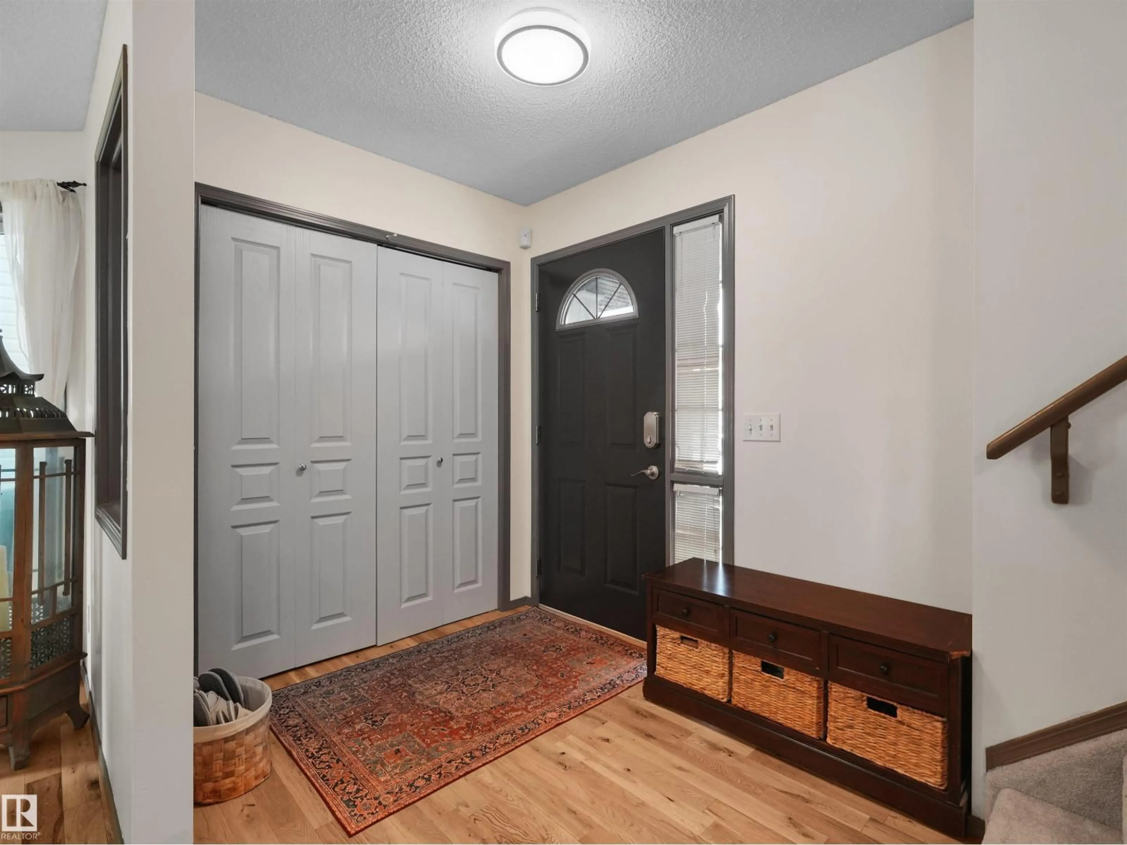 Indoor entryway for 1025 GRAHAM CO, Edmonton Alberta T5T6L4