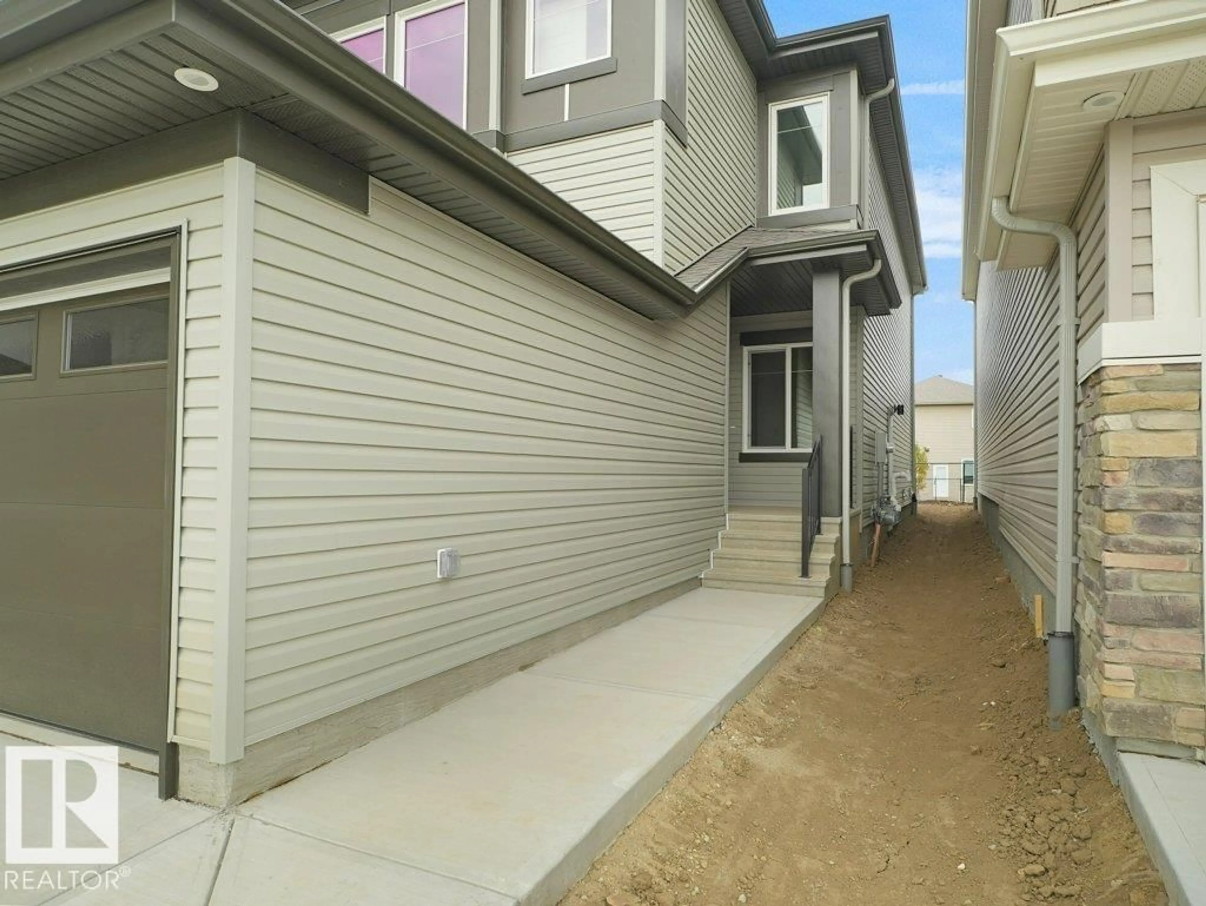 Home with vinyl exterior material, street for 912 17 AVE NW, Edmonton Alberta T6T2X8