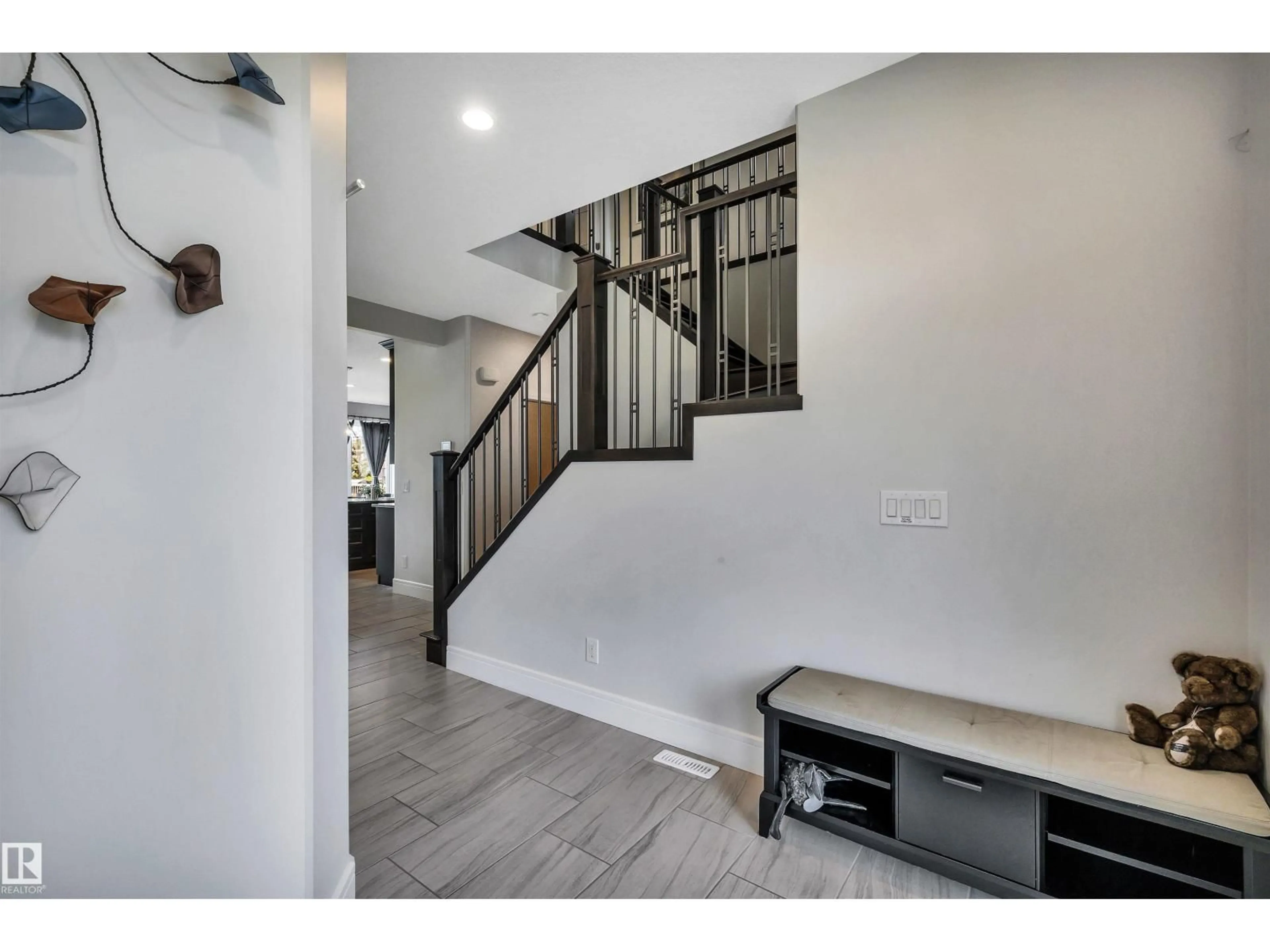 Indoor entryway for 6 ELISE PL, St. Albert Alberta T8N7P5