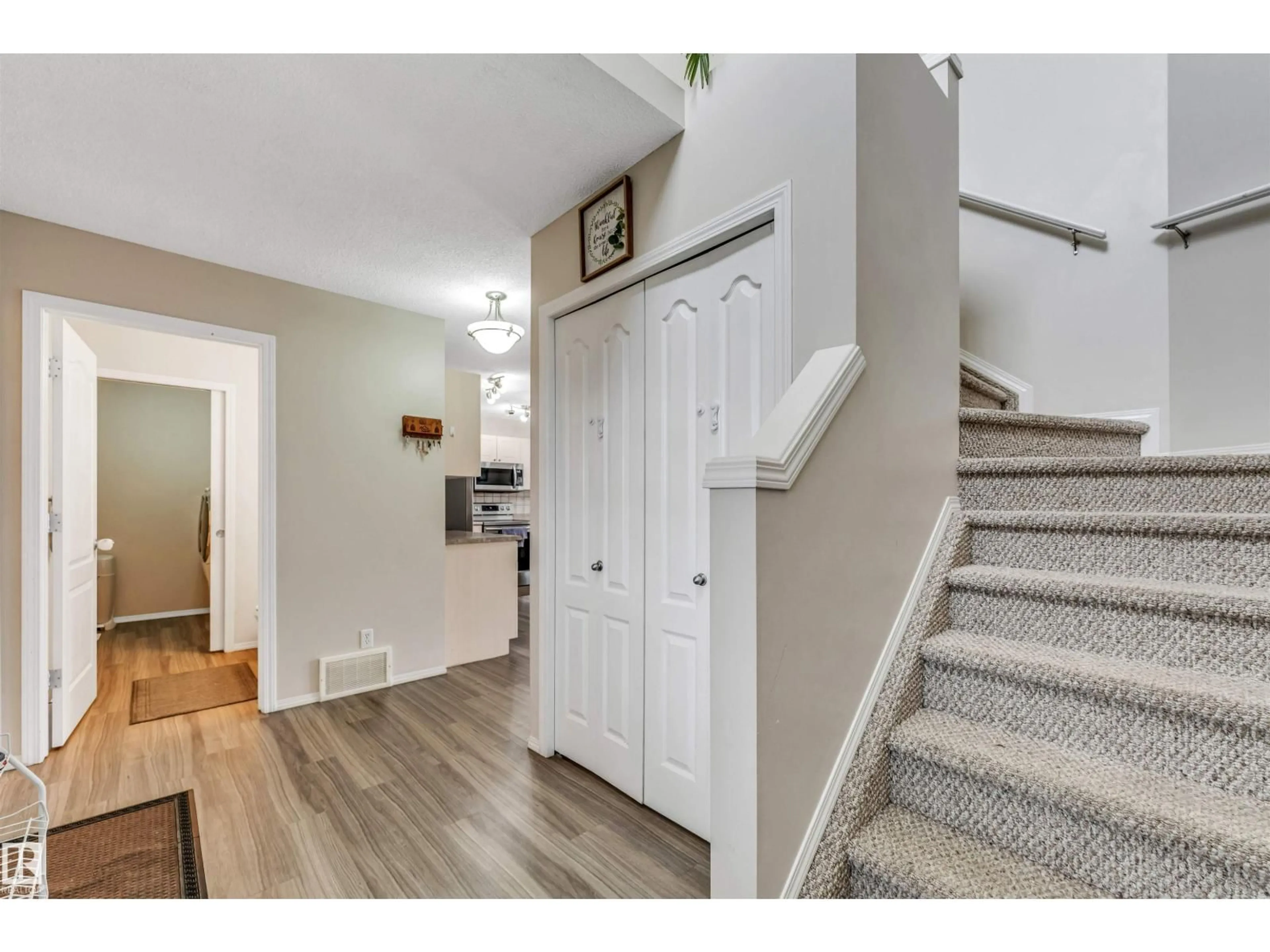 Indoor entryway for NW - 3311 21 ST, Edmonton Alberta T6T0C4