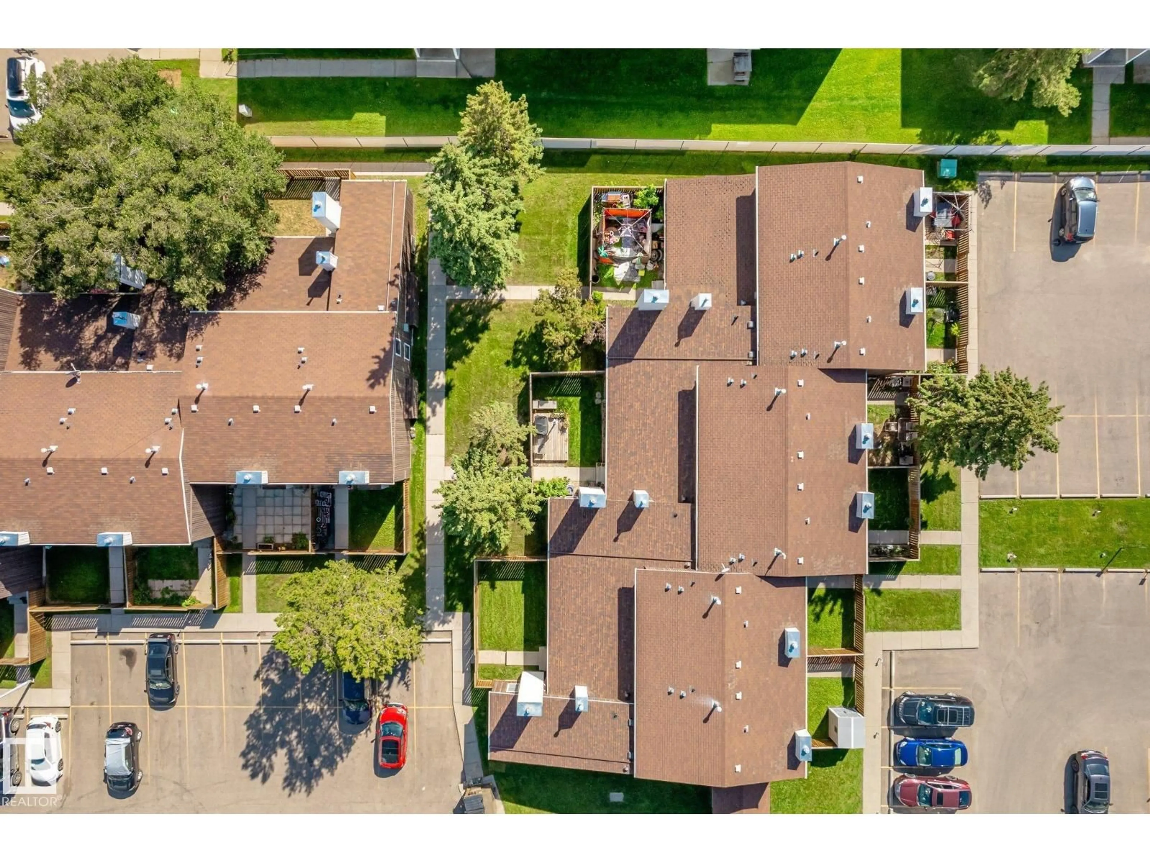 A pic from outside/outdoor area/front of a property/back of a property/a pic from drone, street for 6522 184 ST, Edmonton Alberta T5T2P1