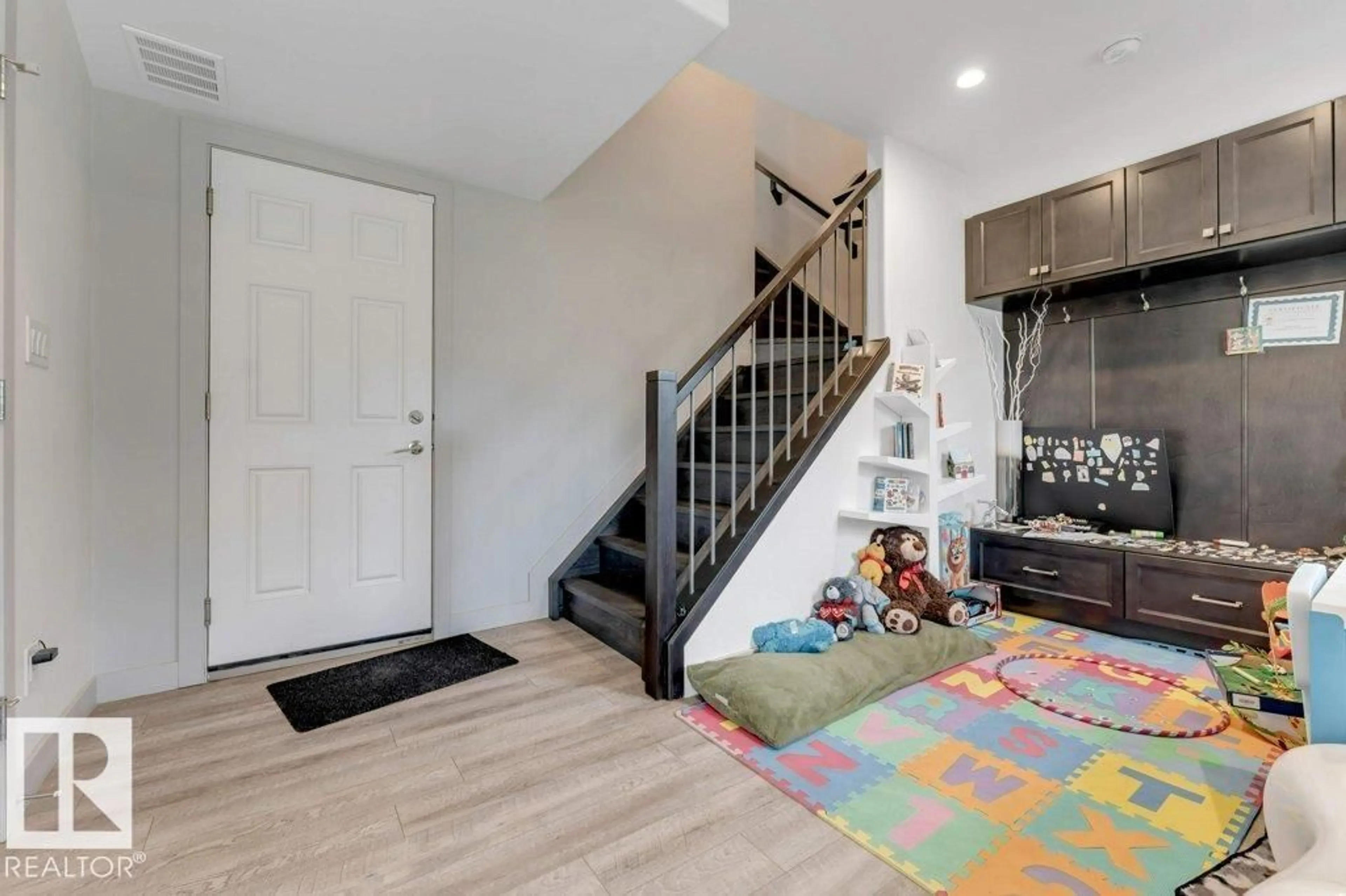 Indoor entryway for #45 - 16903 68 ST, Edmonton Alberta T5Z0R1