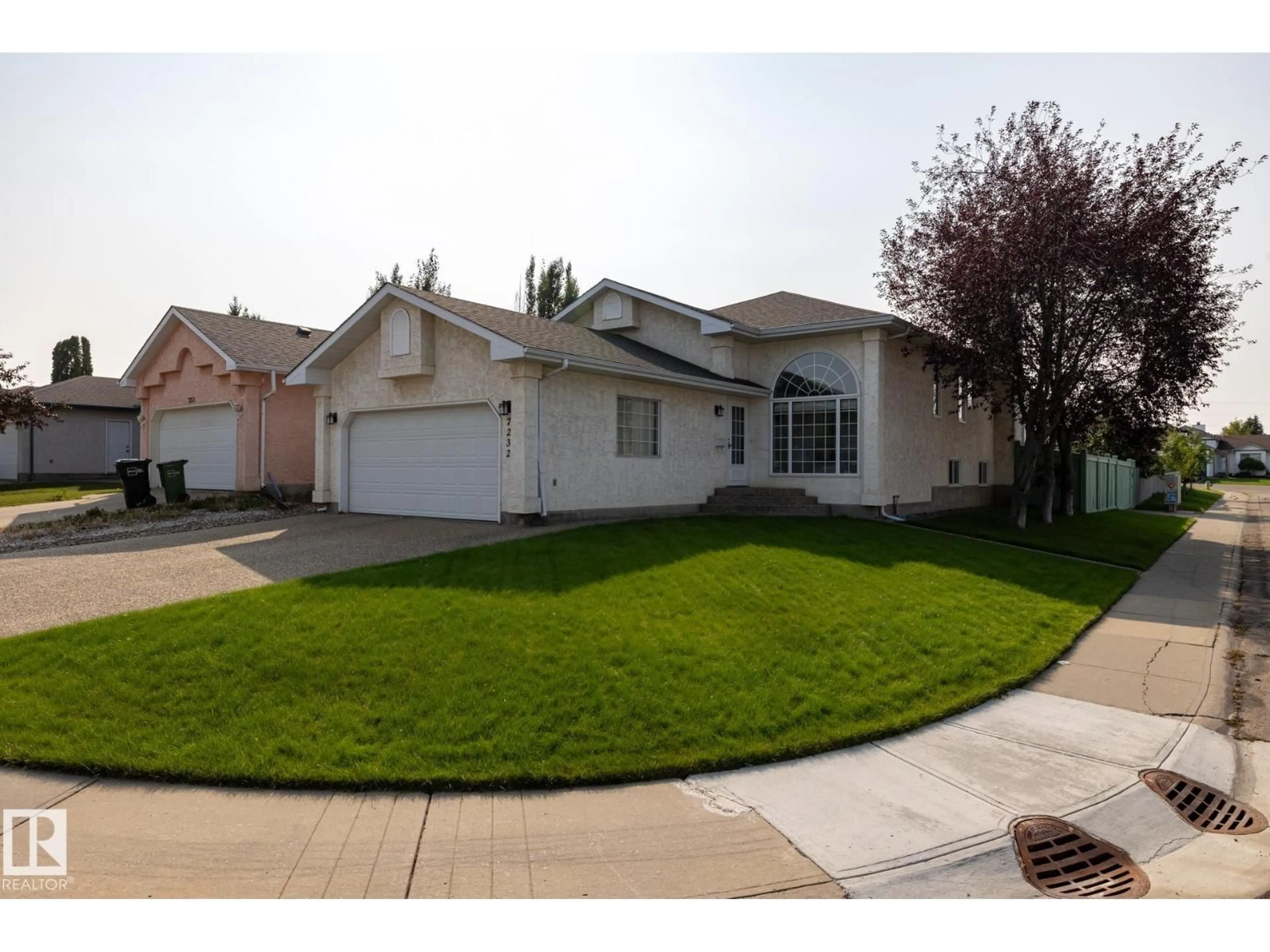 Home with vinyl exterior material, street for NW - 7232 189 ST, Edmonton Alberta T5T5W5