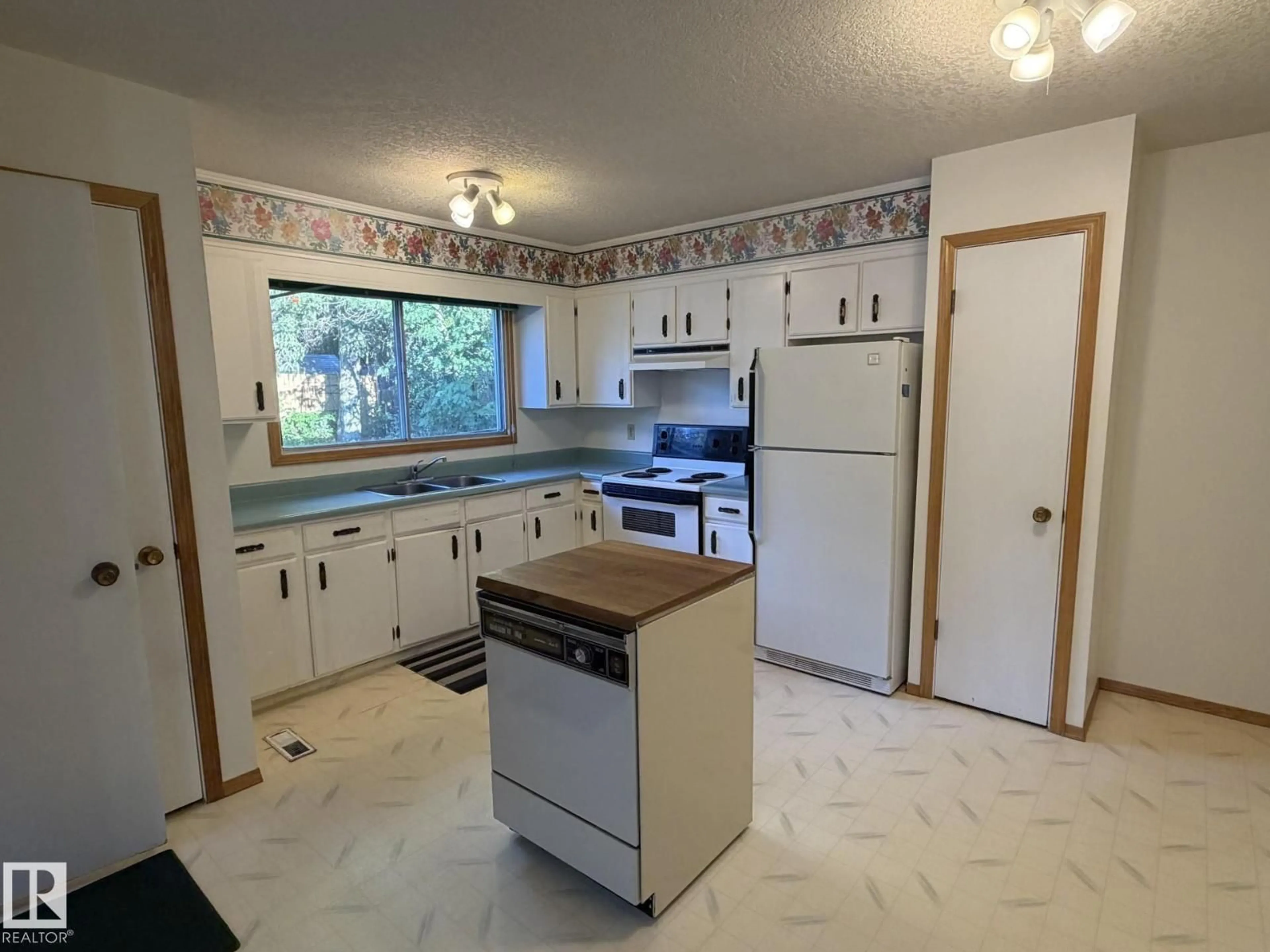 Standard kitchen, ceramic/tile floor for 3 MORGAN CR, St. Albert Alberta T8N2E1