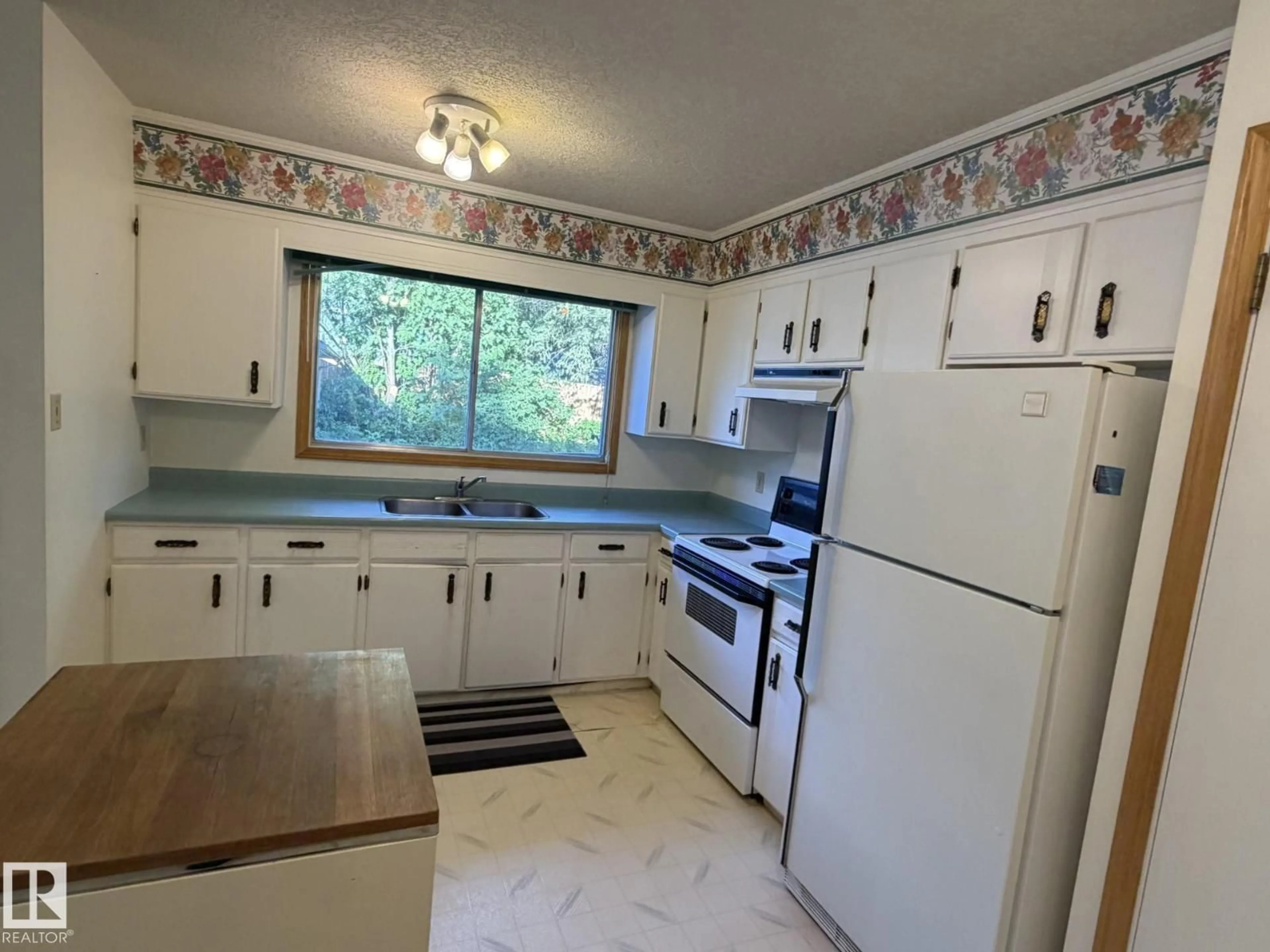 Standard kitchen, ceramic/tile floor for 3 MORGAN CR, St. Albert Alberta T8N2E1