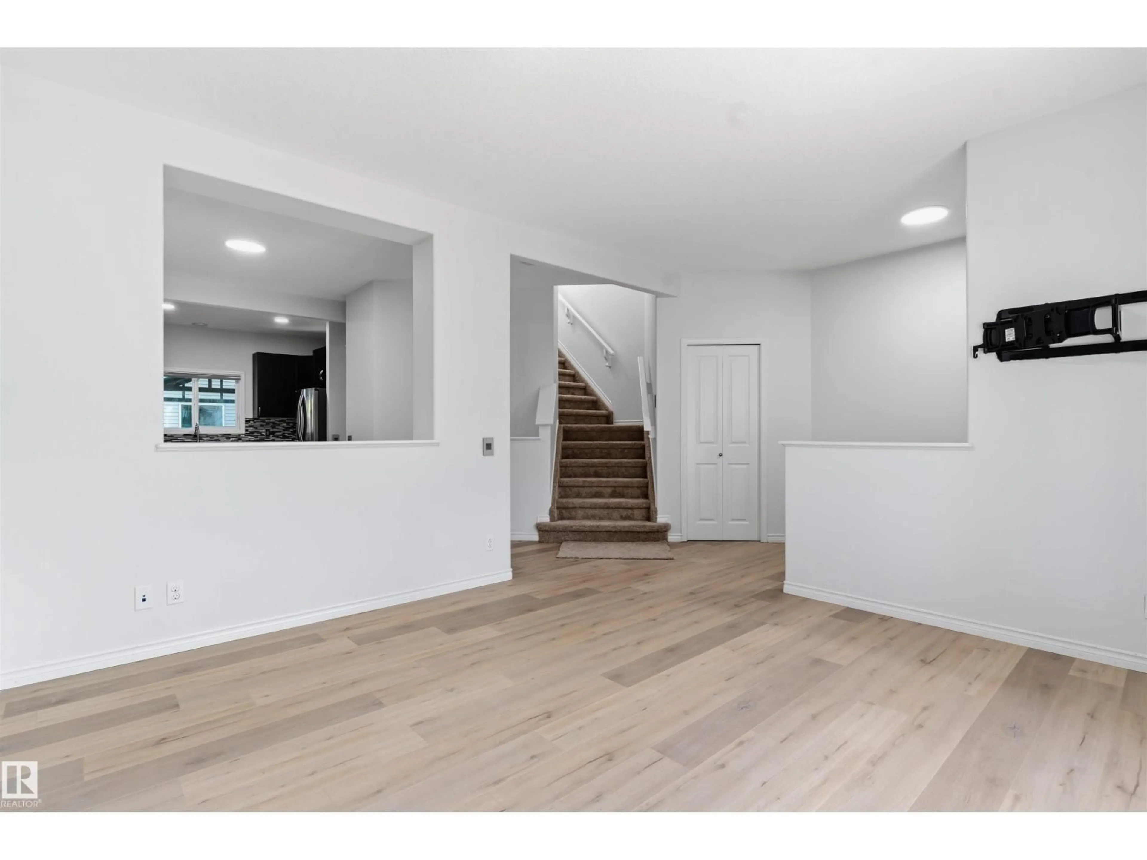 Indoor entryway for 2051 74 ST, Edmonton Alberta T6X0V7