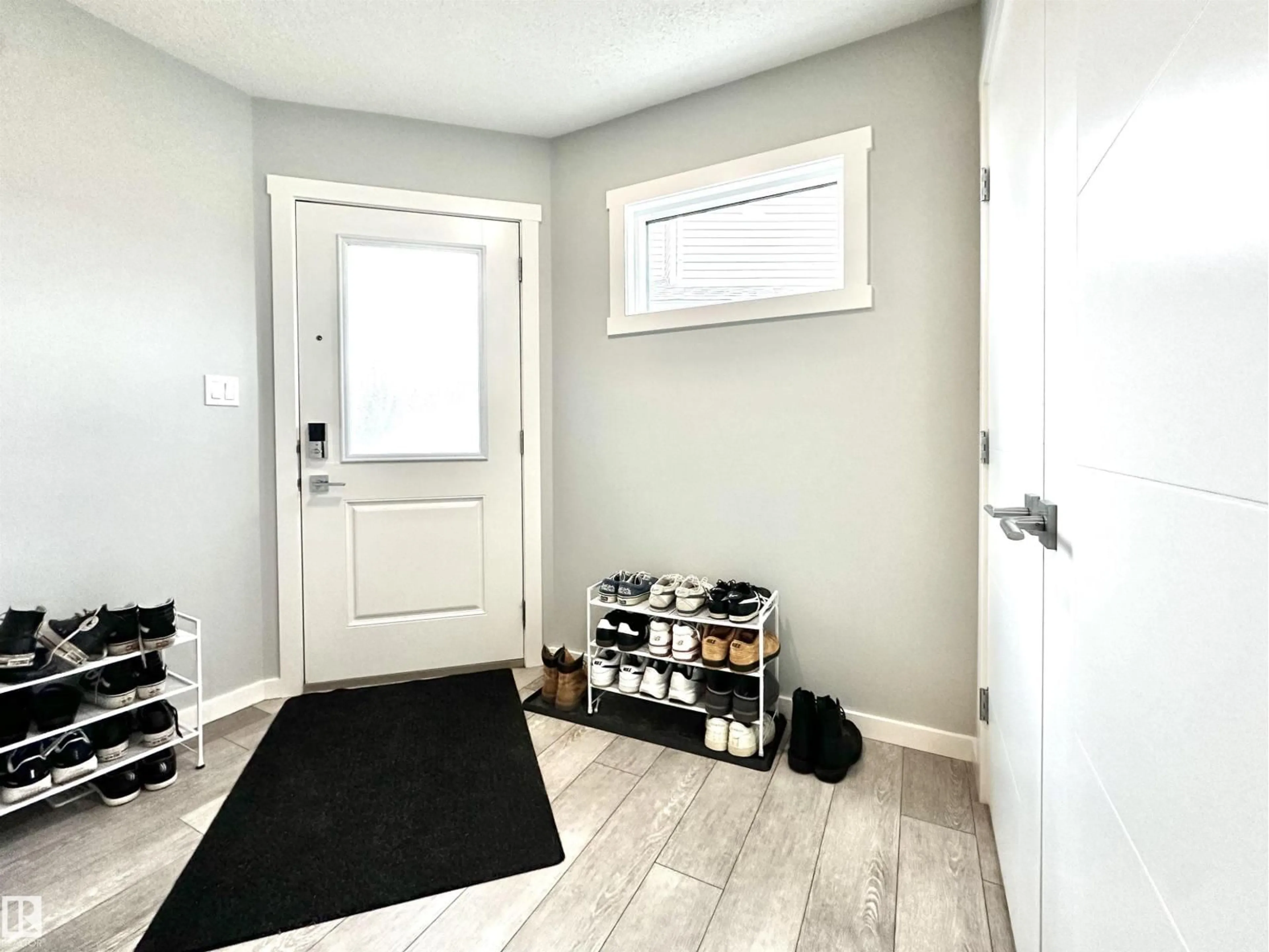 Indoor entryway for 20947 95 AV, Edmonton Alberta T5T7J6