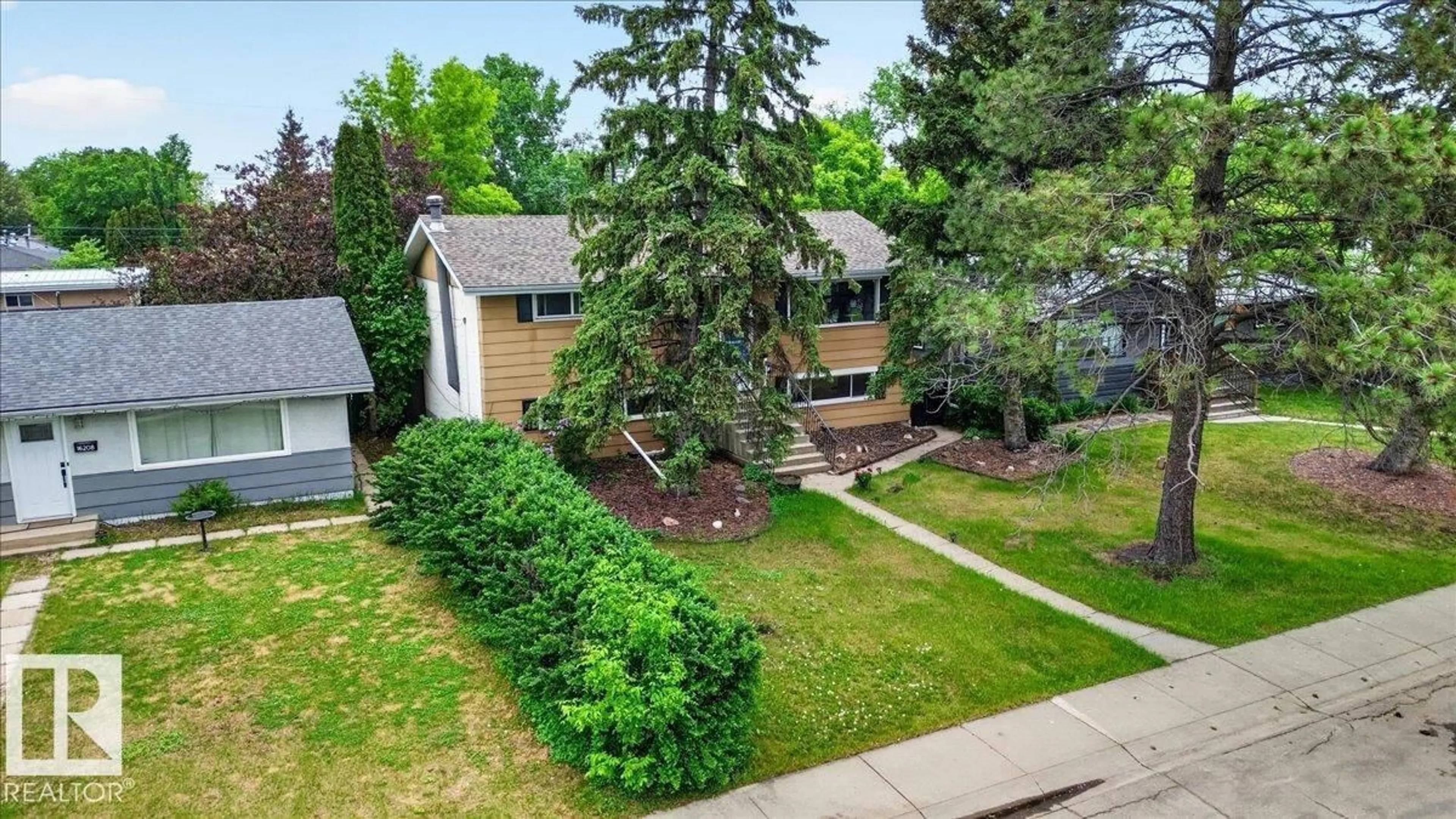 A pic from outside/outdoor area/front of a property/back of a property/a pic from drone, street for 16206 79A AV, Edmonton Alberta T5R3J1
