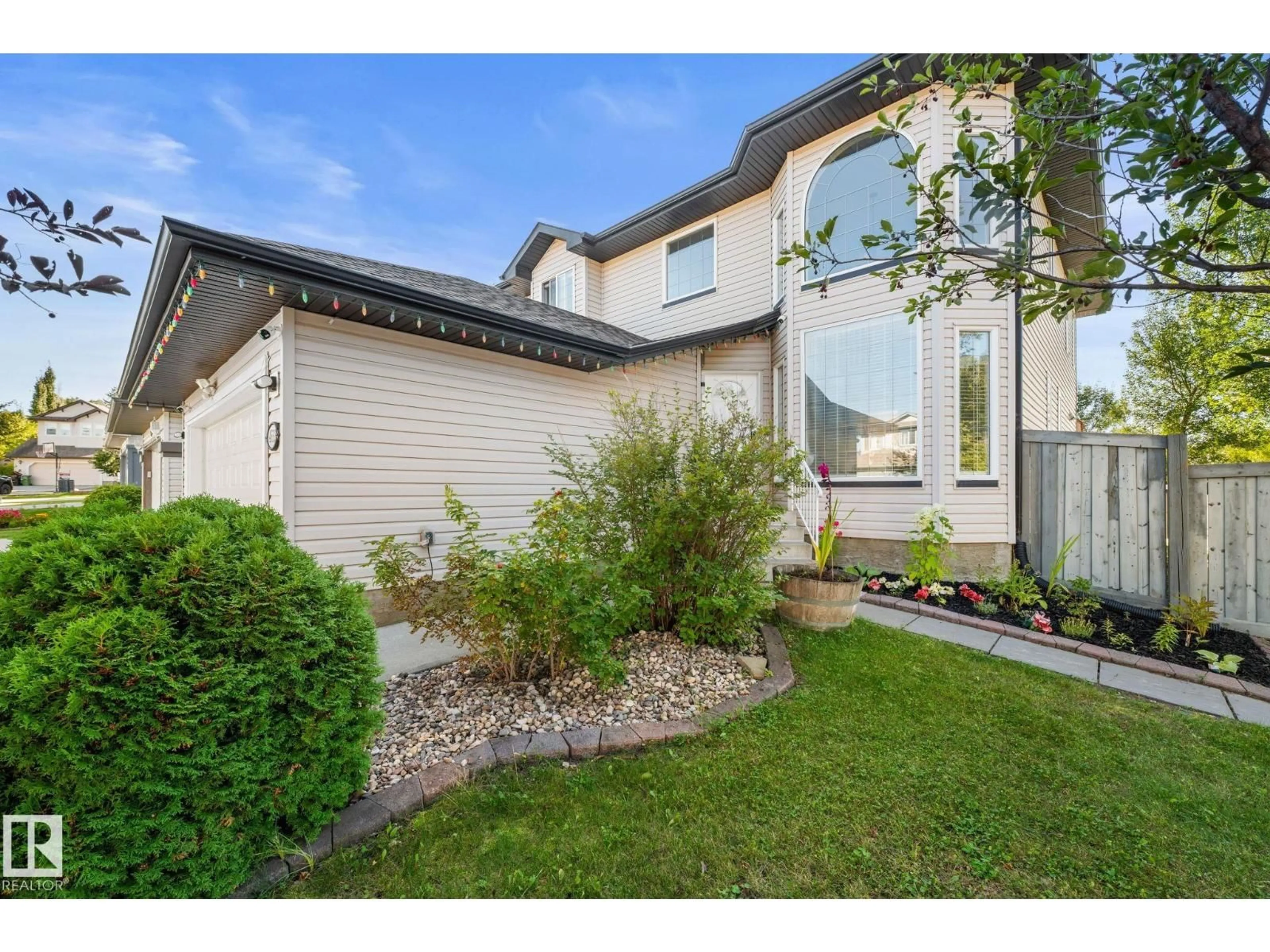 A pic from outside/outdoor area/front of a property/back of a property/a pic from drone, street for NW - 4532 210 ST, Edmonton Alberta T6M0G5