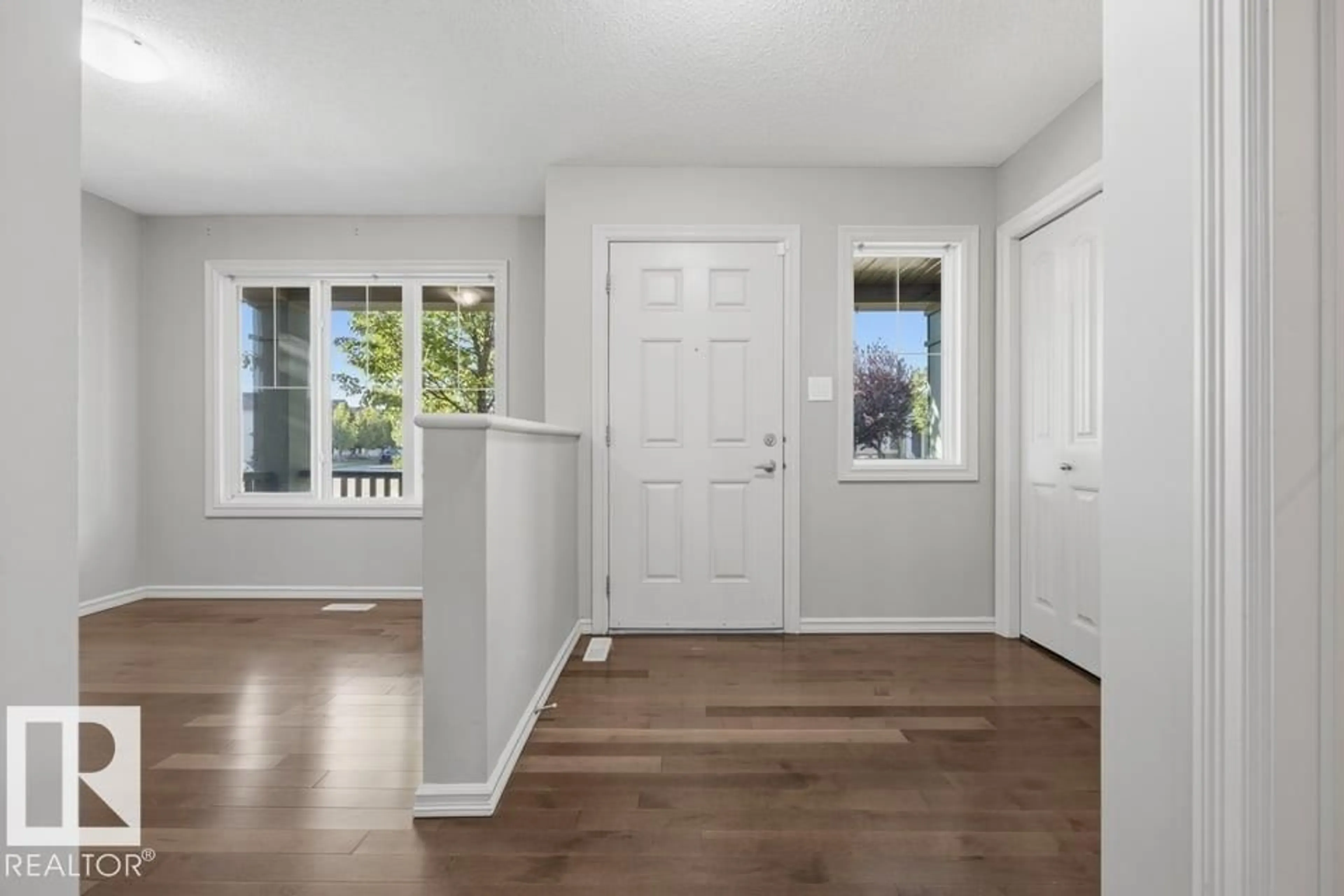 Indoor entryway for NW - 1526 35B AV, Edmonton Alberta T6T0M7