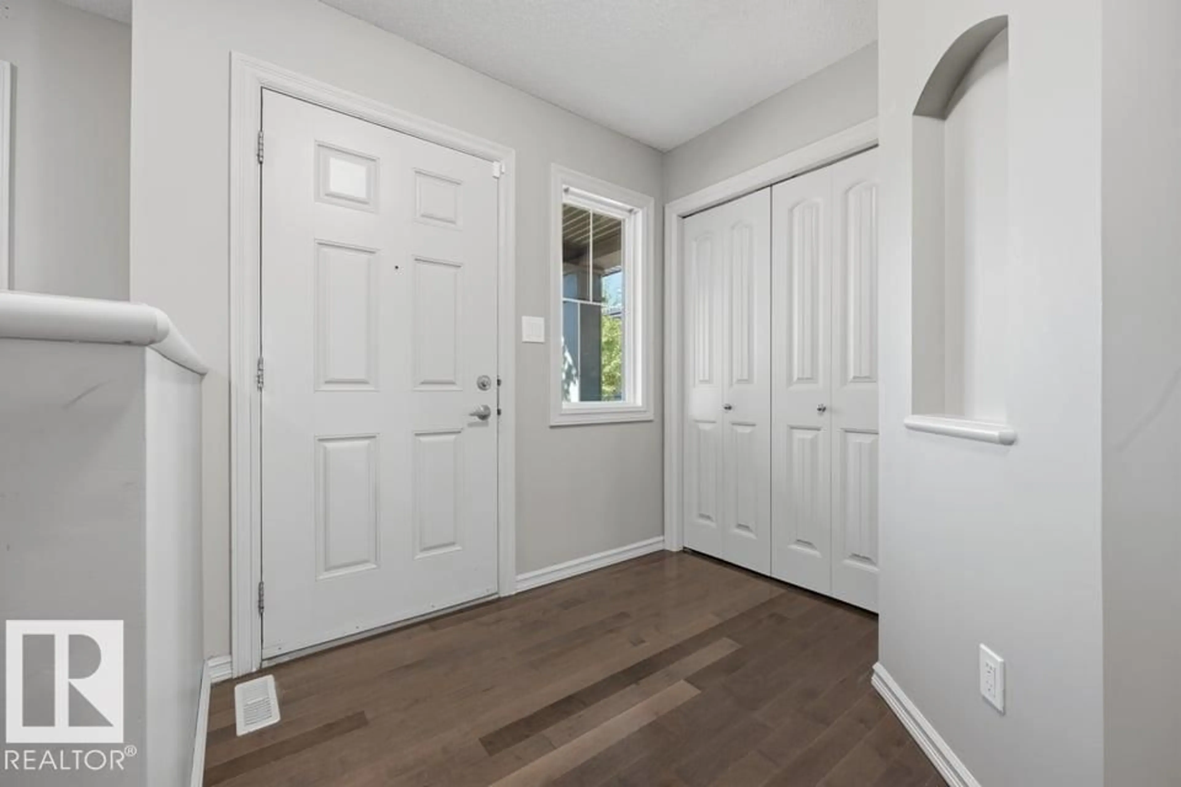 Indoor entryway for NW - 1526 35B AV, Edmonton Alberta T6T0M7