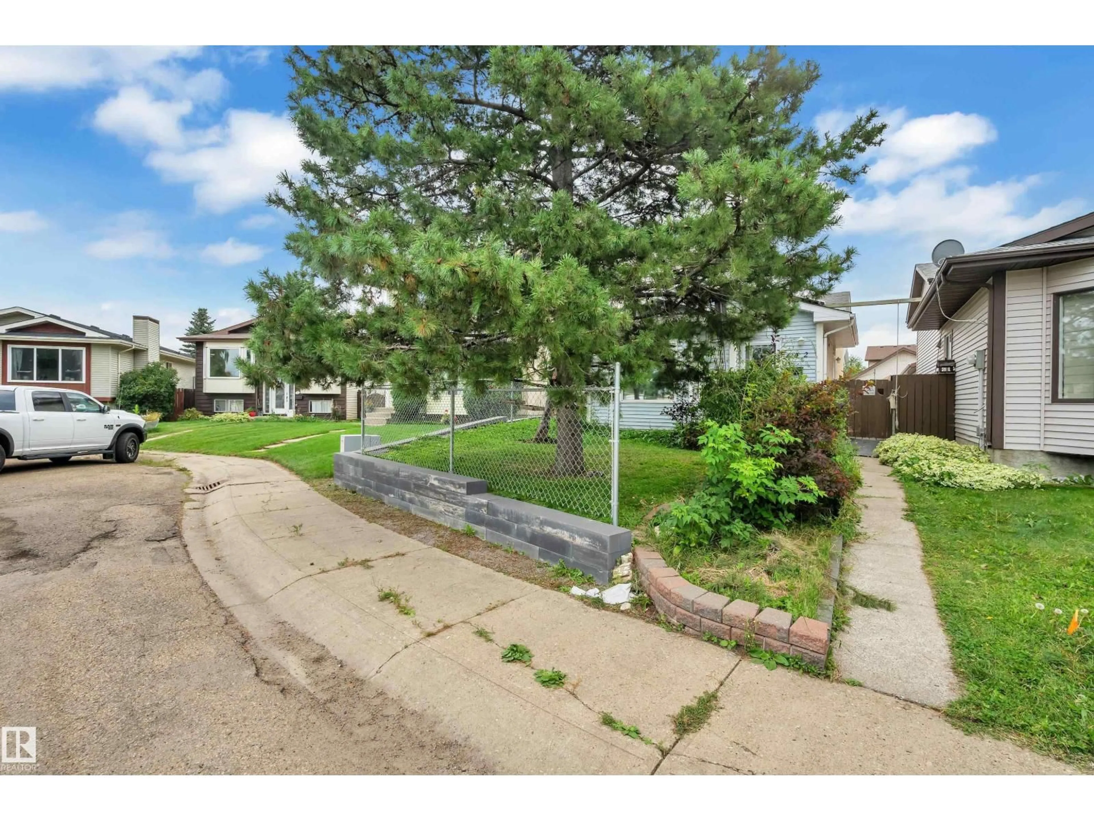 A pic from outside/outdoor area/front of a property/back of a property/a pic from drone, street for 442 KIRKPATRICK CR, Edmonton Alberta T6L5E1