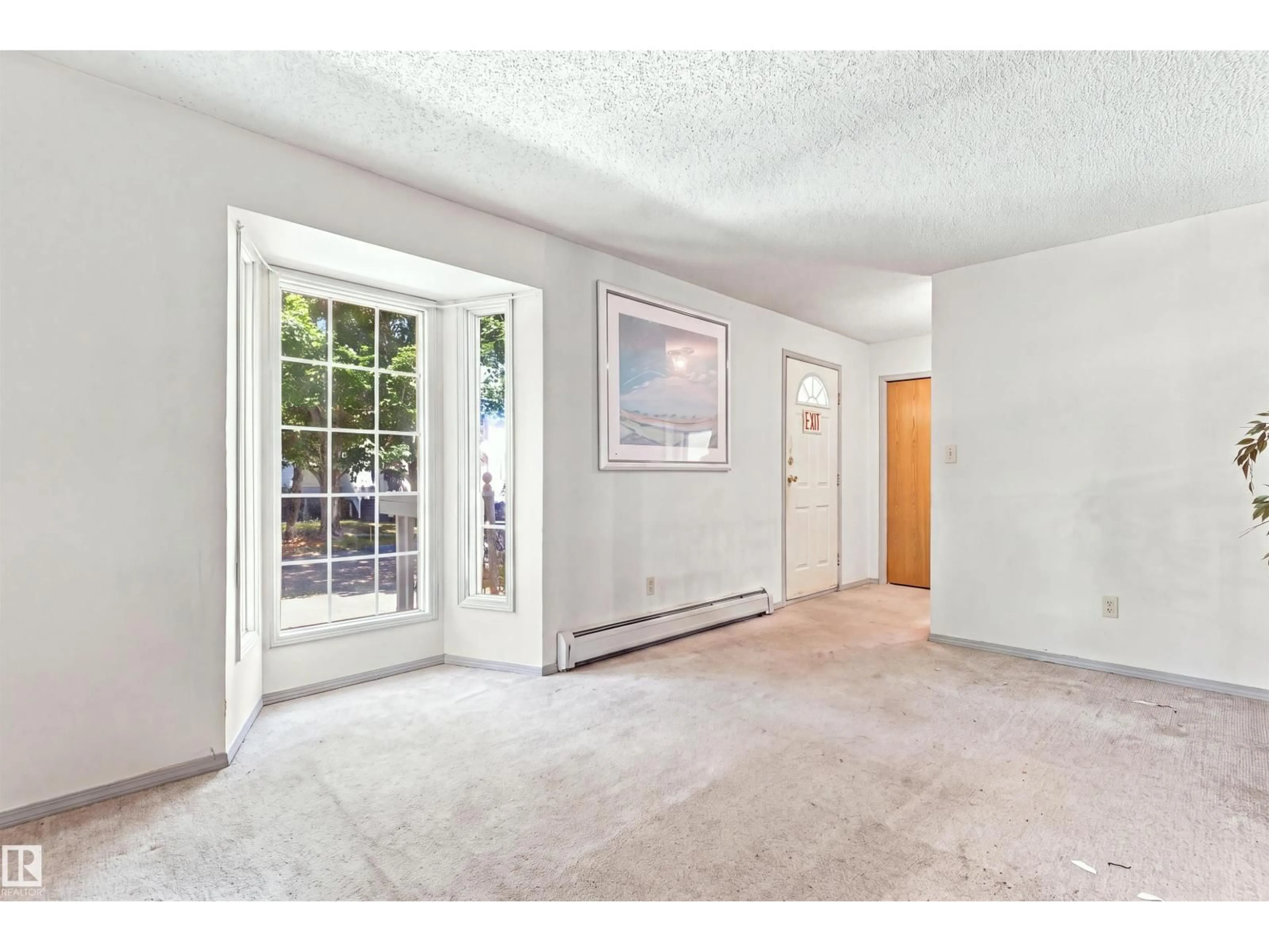 Indoor foyer for 11111 81 AV, Edmonton Alberta T6G0S6