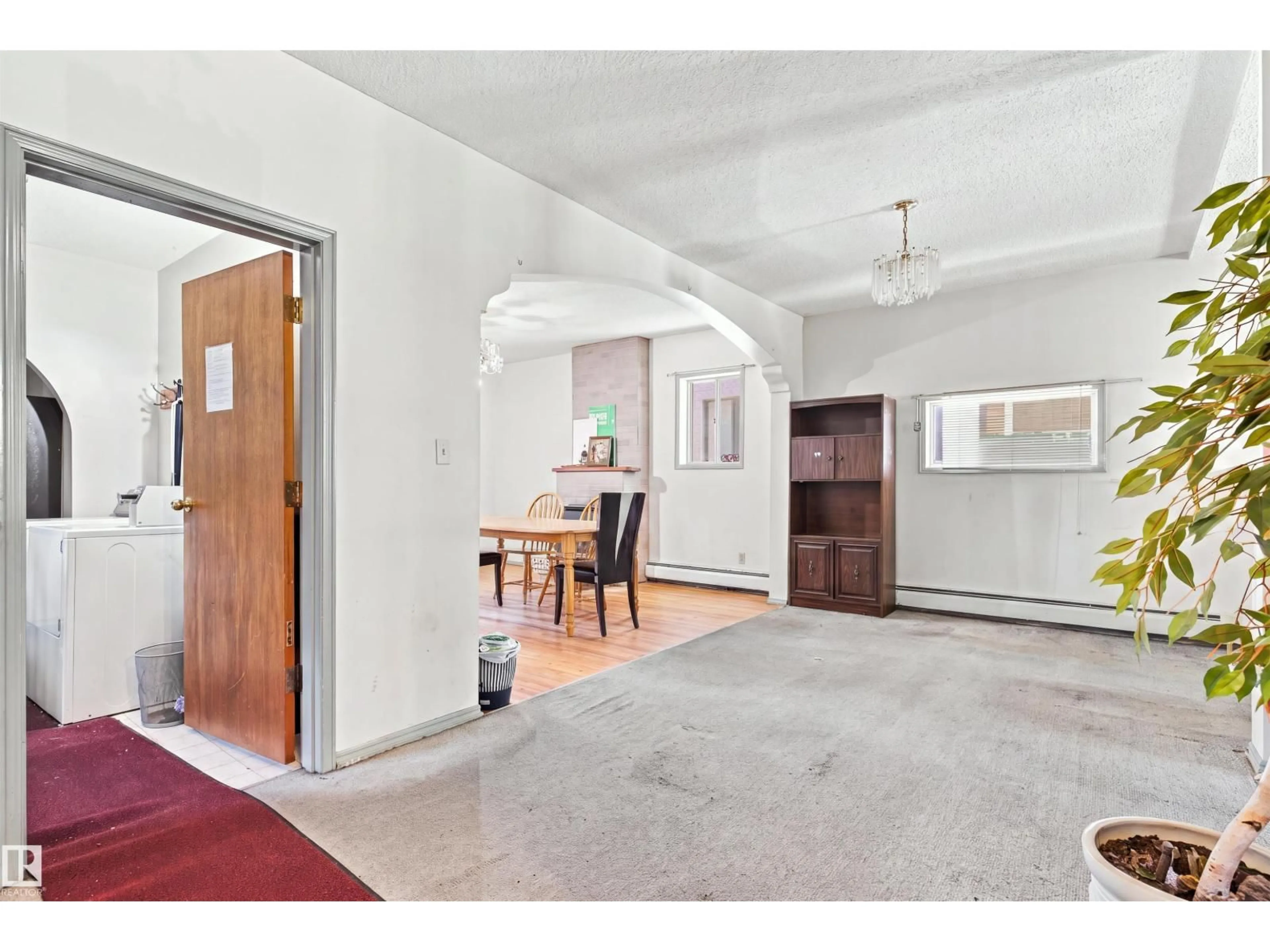 Indoor foyer for 11111 81 AV, Edmonton Alberta T6G0S6