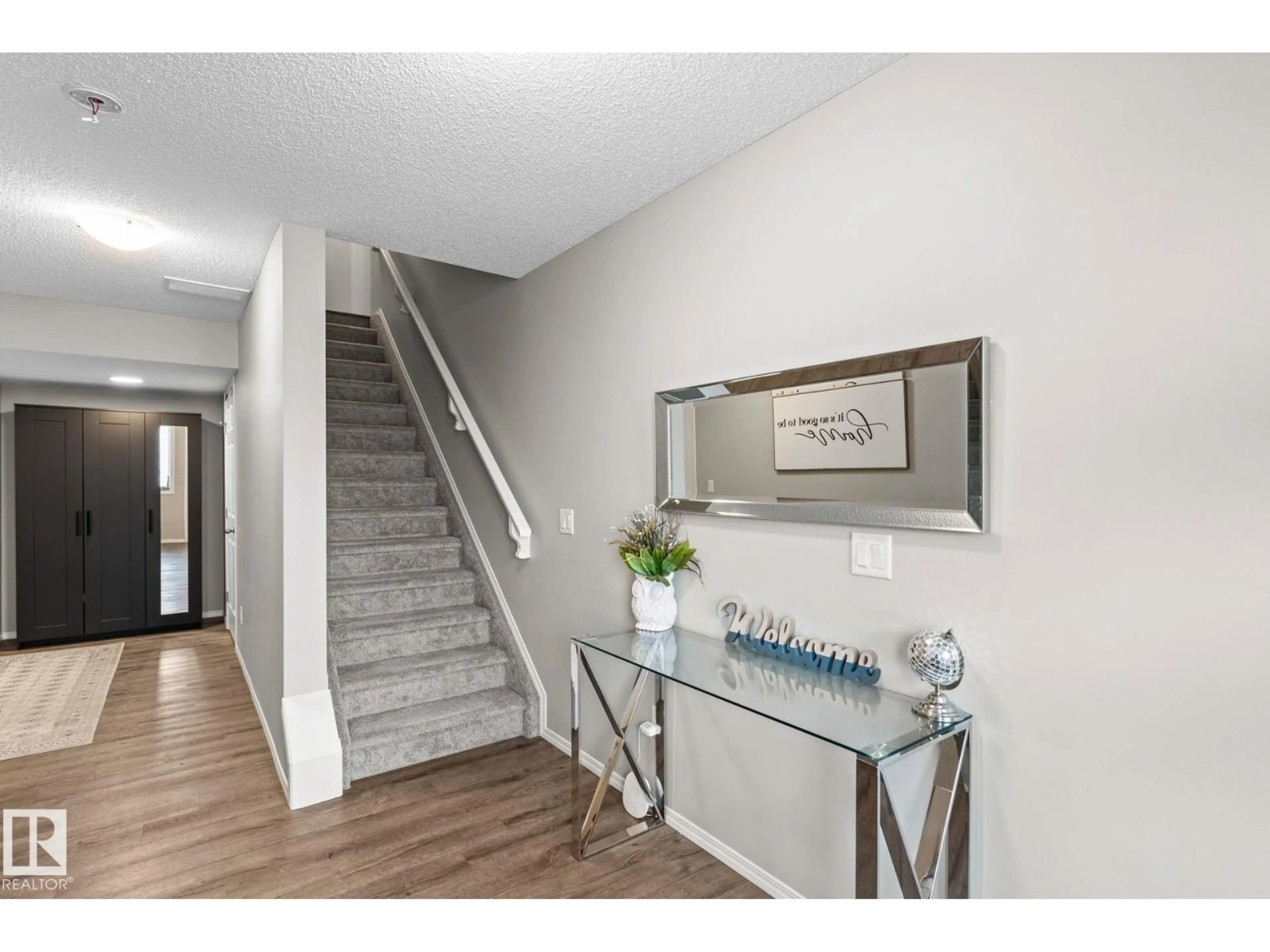 Indoor entryway for 17253 9A AV, Edmonton Alberta T6W3V5