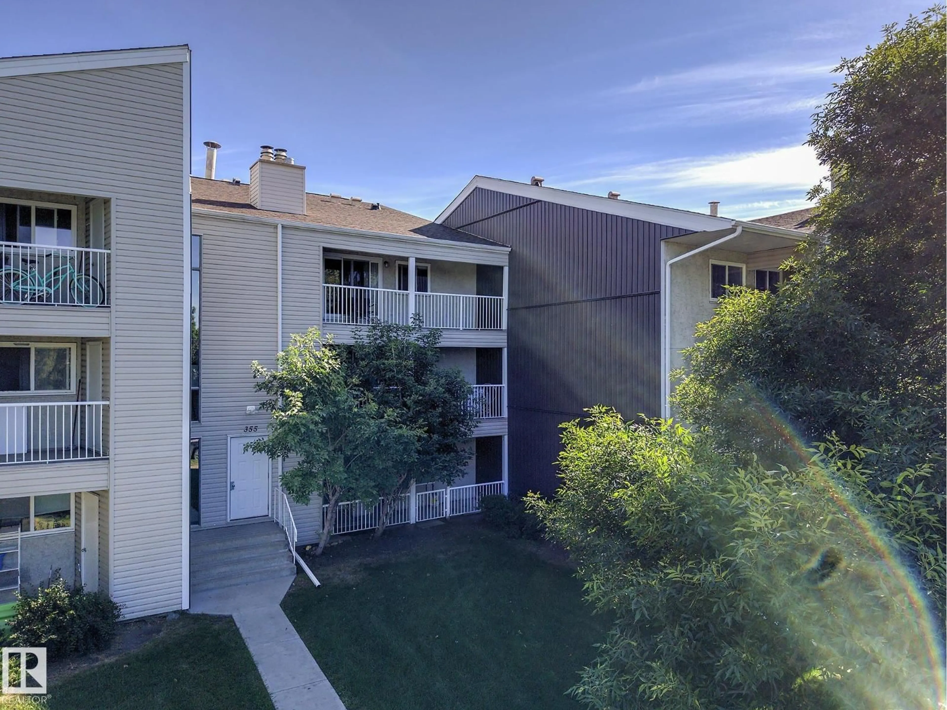 A pic from outside/outdoor area/front of a property/back of a property/a pic from drone, unknown for 305 - 355 WOODBRIDGE WY, Sherwood Park Alberta T8A4G3
