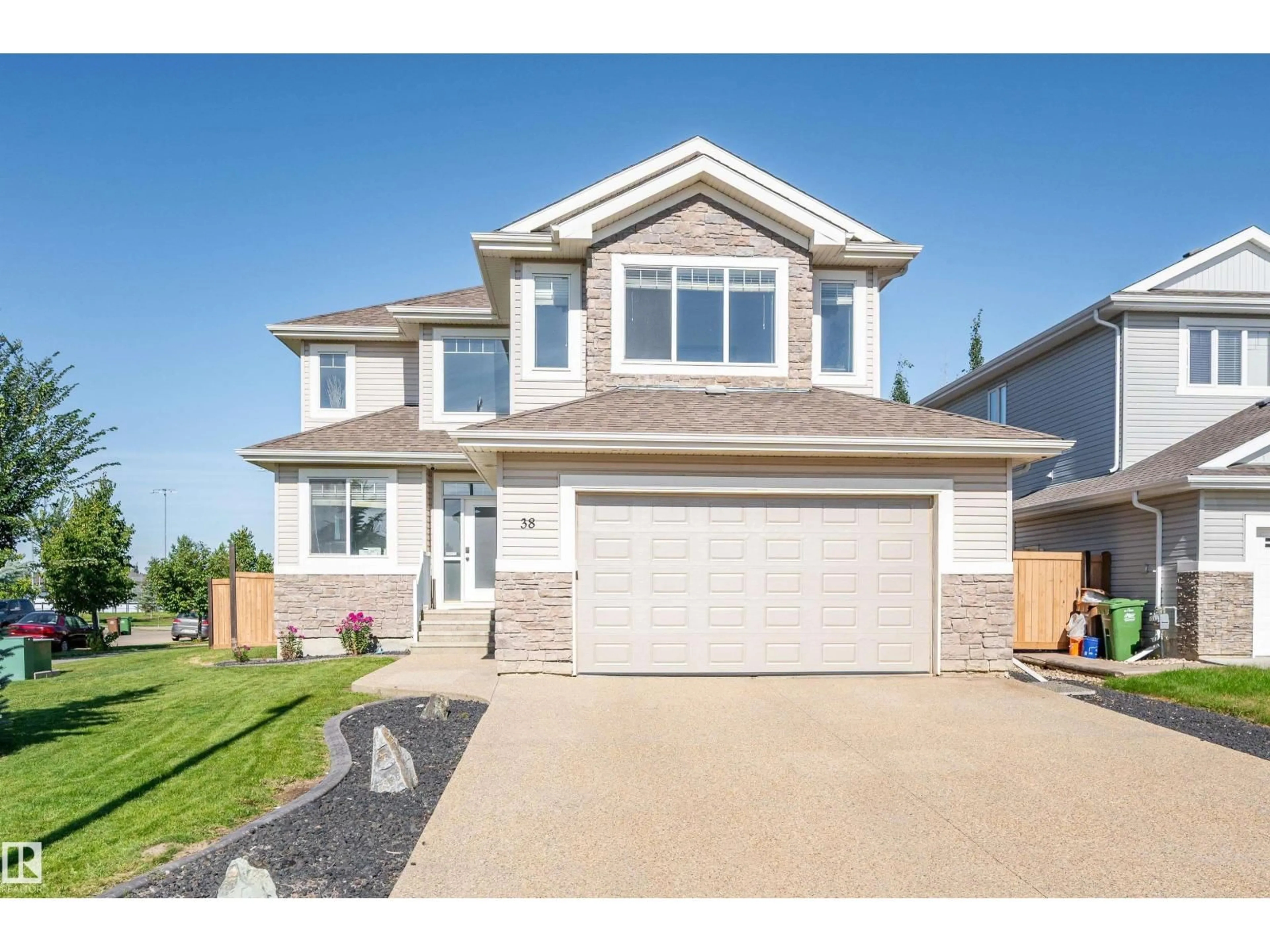 Home with vinyl exterior material, street for 38 NOBLE CL, St. Albert Alberta T8N4C1