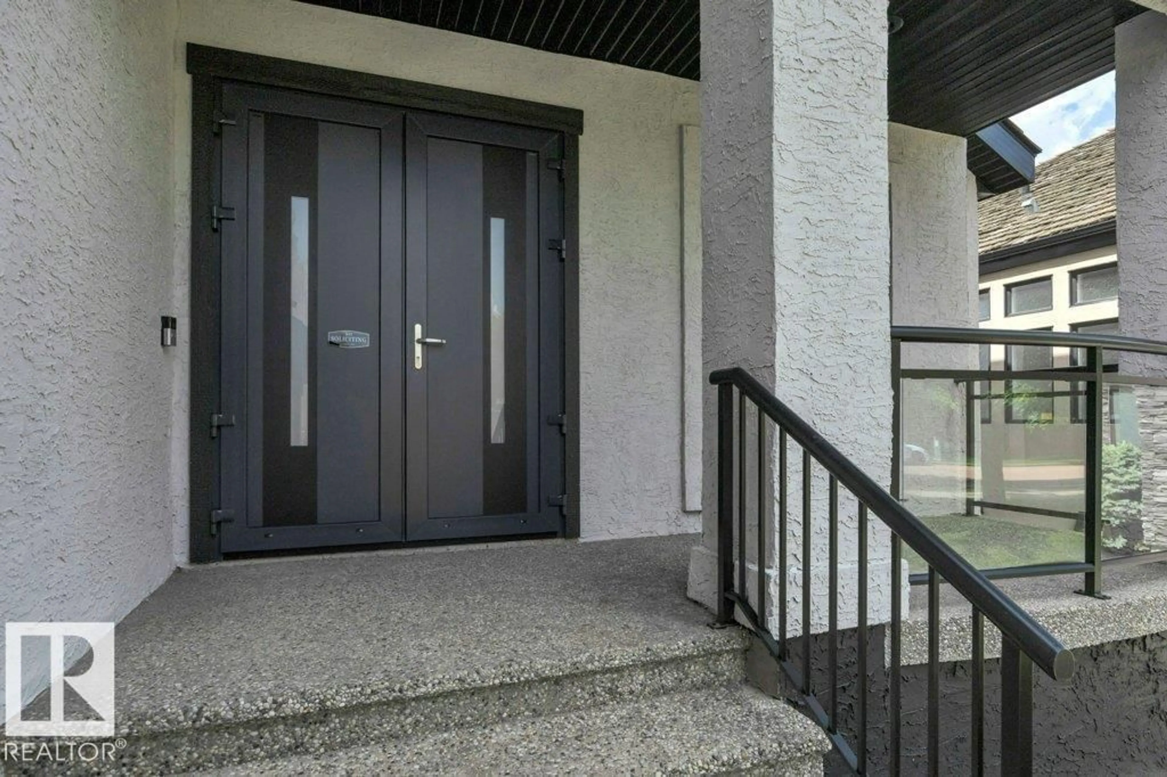 Indoor entryway for 5010 DONSDALE DR, Edmonton Alberta T6M2V2