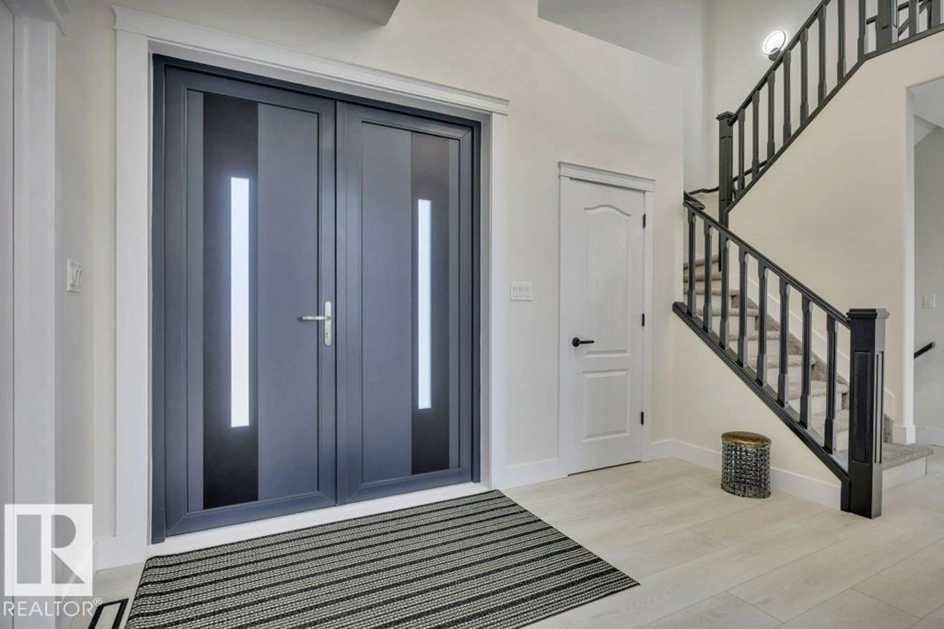 Indoor entryway for 5010 DONSDALE DR, Edmonton Alberta T6M2V2