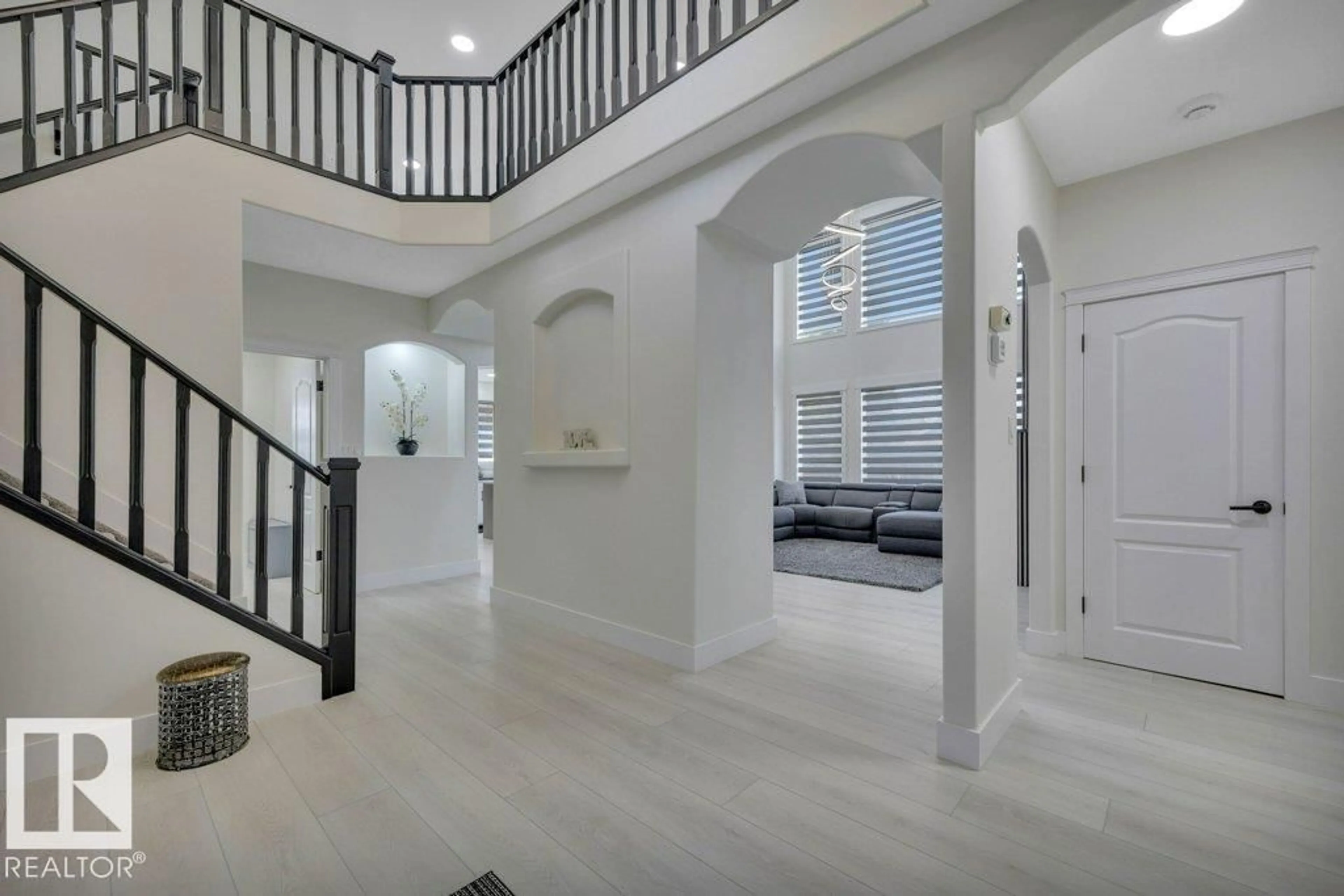 Indoor foyer for 5010 DONSDALE DR, Edmonton Alberta T6M2V2