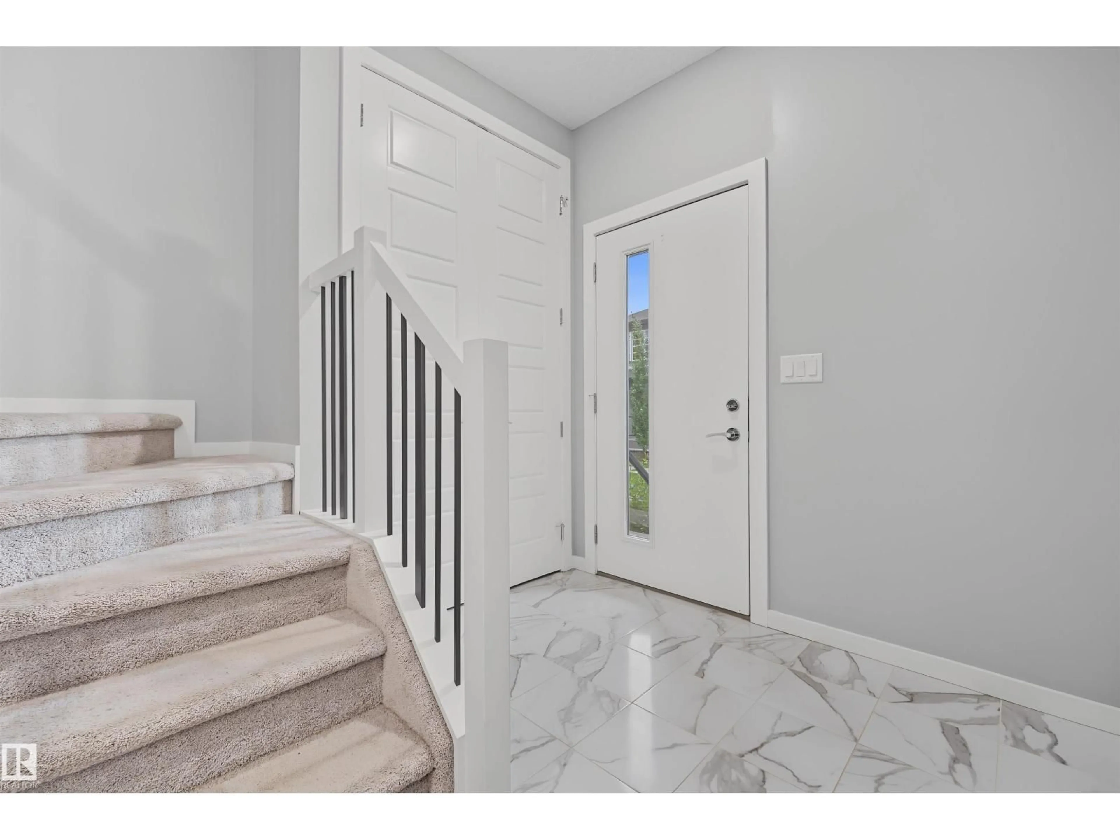 Indoor entryway for 1825 25A ST, Edmonton Alberta T6T2H7