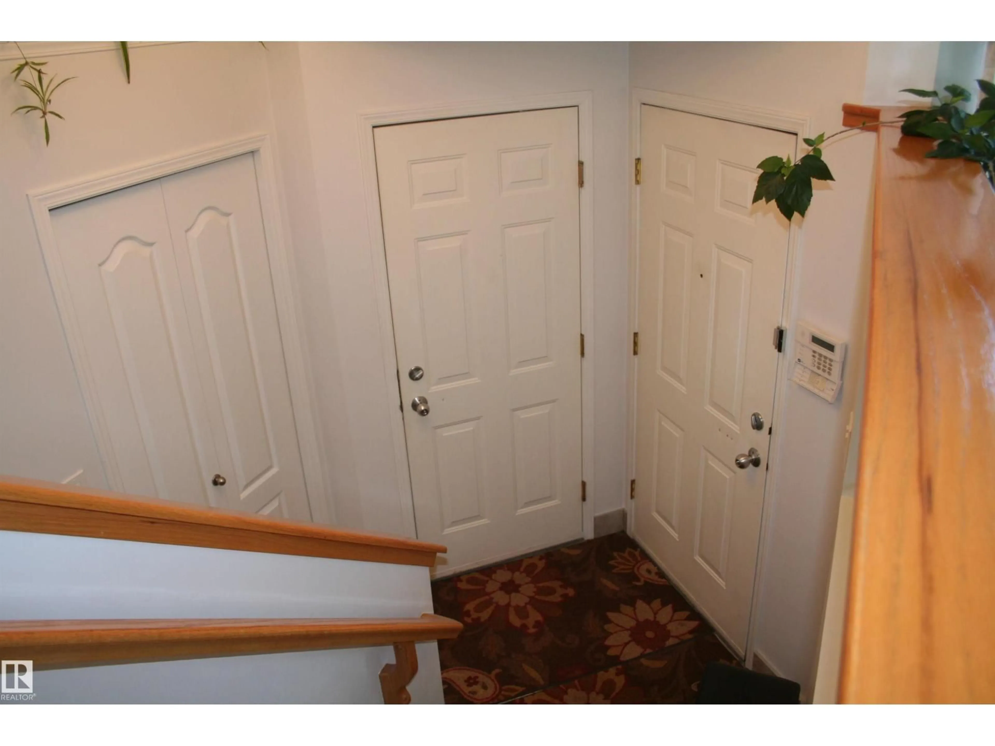 Indoor entryway for 263 DUNVEGAN RD, Edmonton Alberta T5L5E5