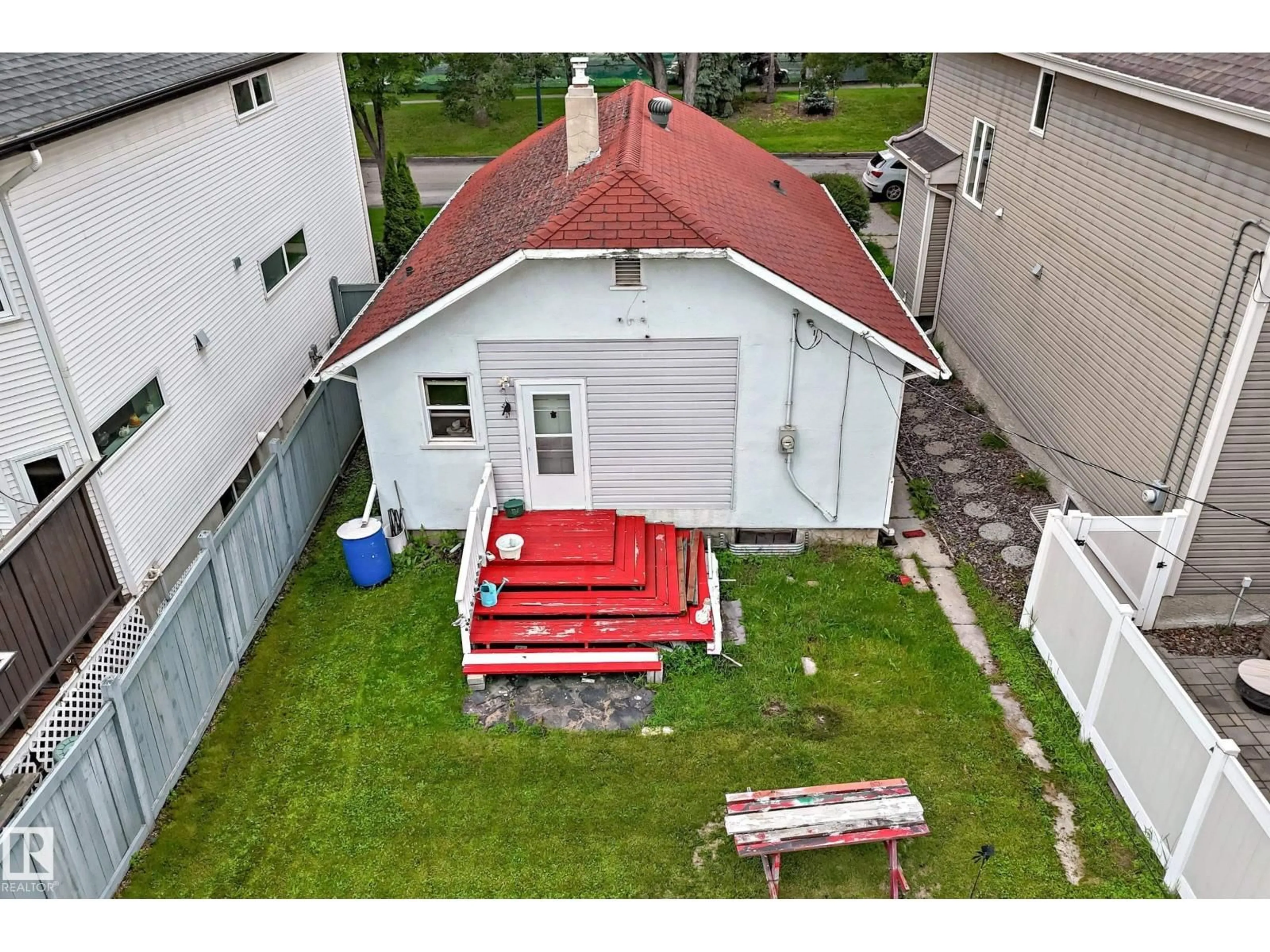 A pic from outside/outdoor area/front of a property/back of a property/a pic from drone, unknown for 9413 101 ST, Edmonton Alberta T5K0W5