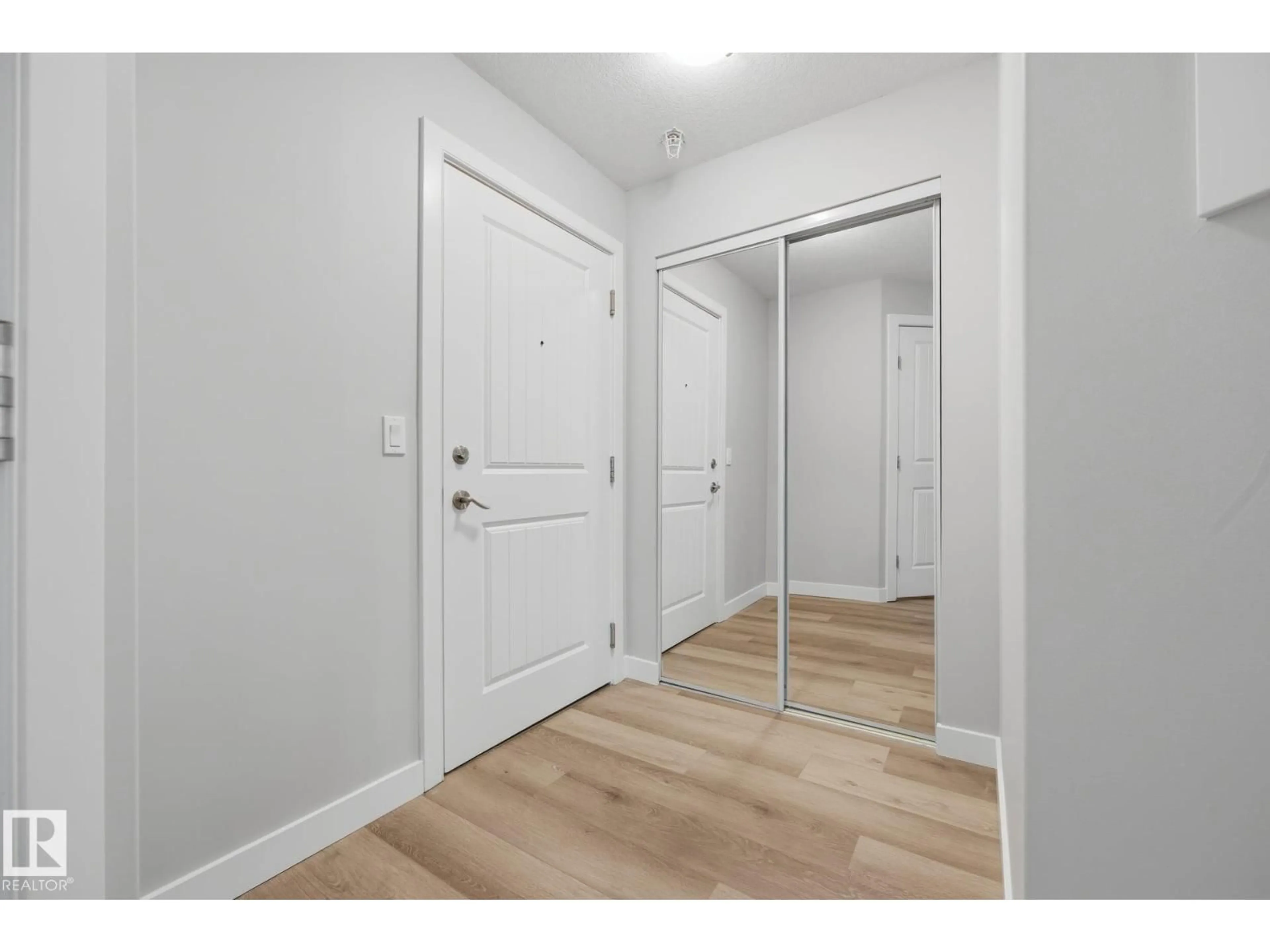 Indoor entryway for 122 240 SPRUCE RIDGE RD, Spruce Grove Alberta T5Y2N2