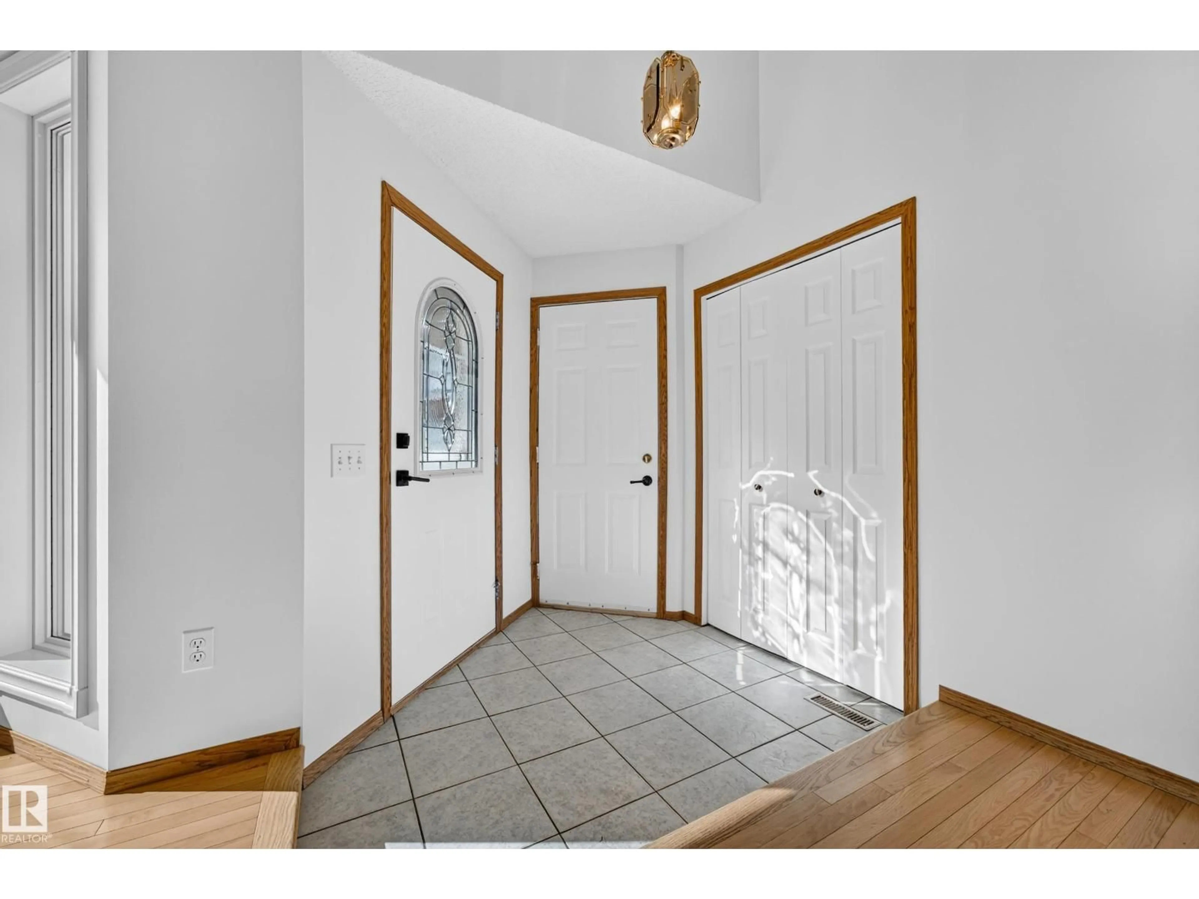 Indoor entryway for 468 DAVENPORT PL, Sherwood Park Alberta T8H1R9