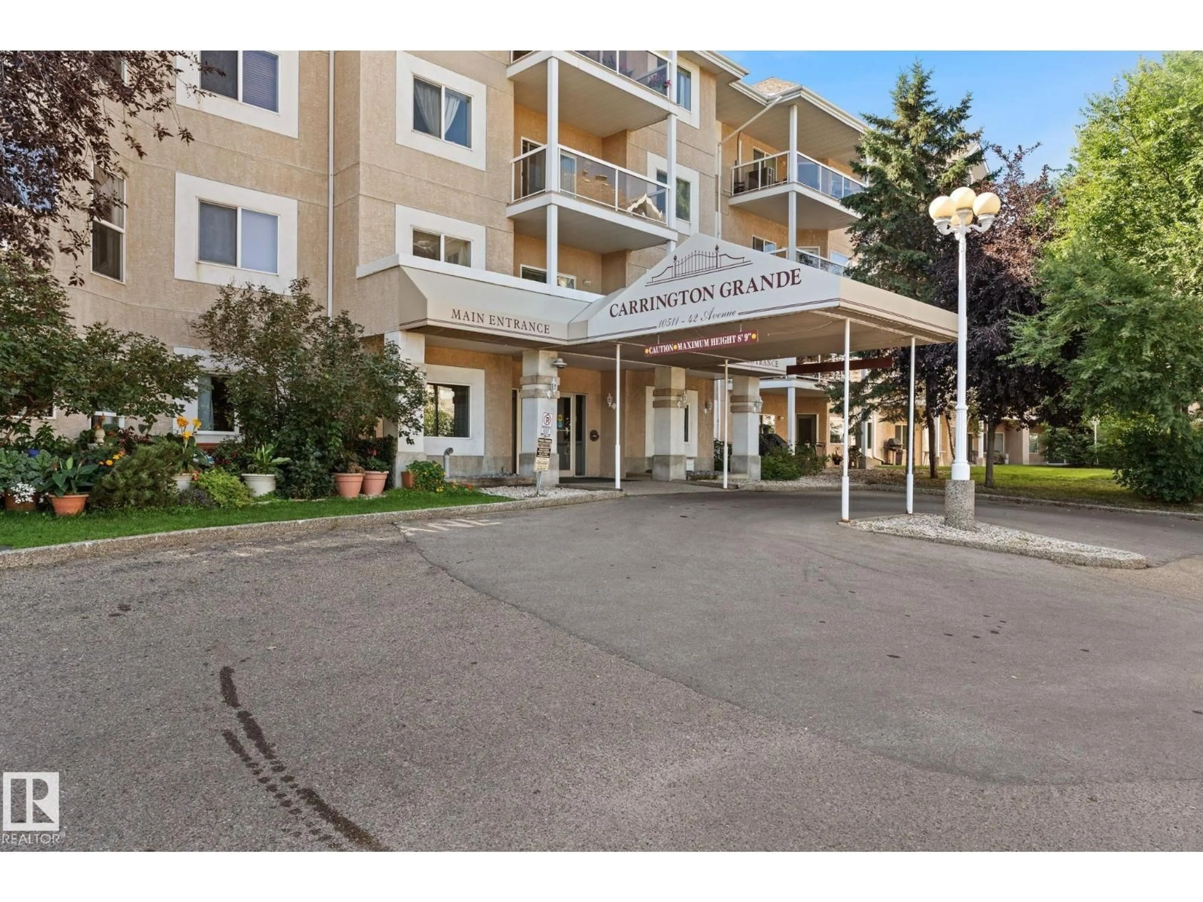 Indoor foyer for 225 10511 42 AV NW, Edmonton Alberta T6J7G8