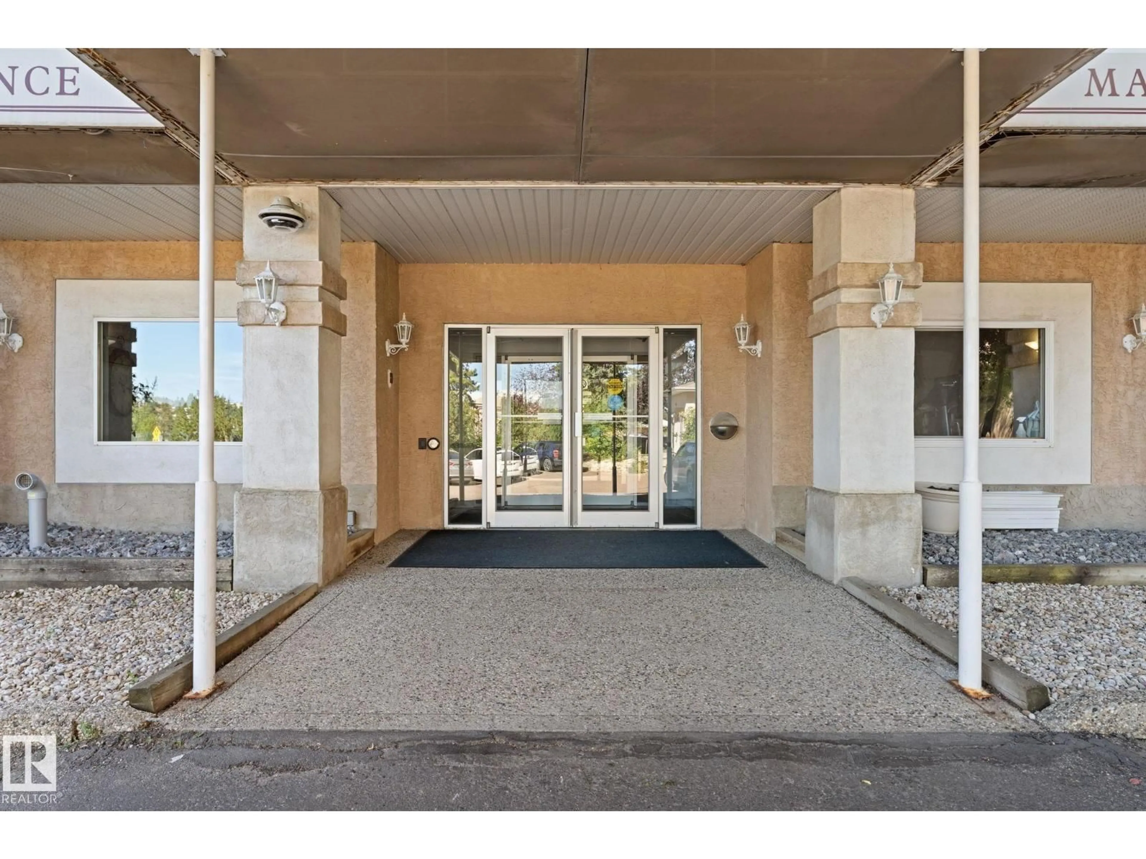 Indoor foyer for 225 10511 42 AV NW, Edmonton Alberta T6J7G8