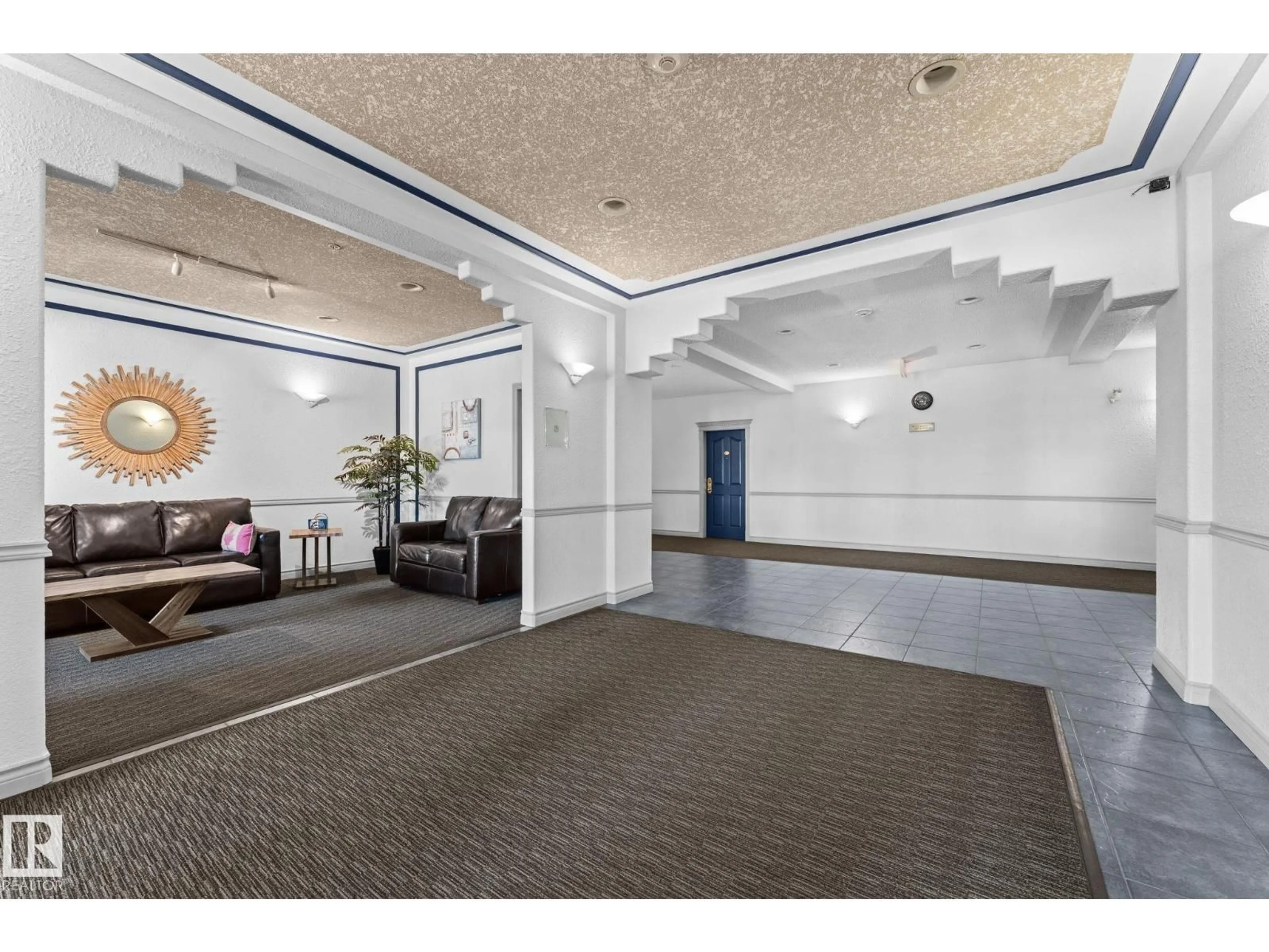 Indoor foyer for 225 10511 42 AV NW, Edmonton Alberta T6J7G8